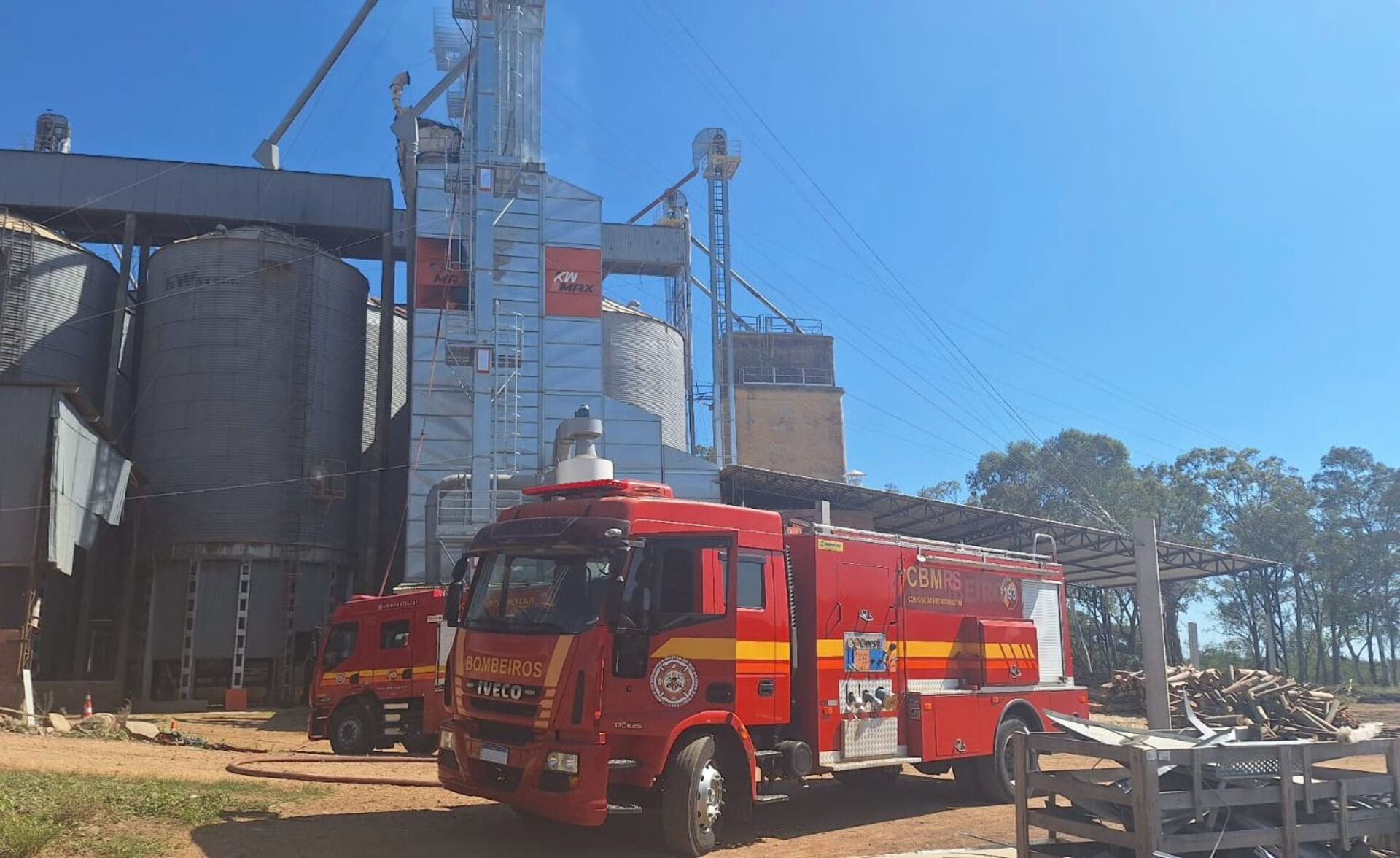 Dois trabalhadores morrem intoxicados em incêndio em Itaqui.