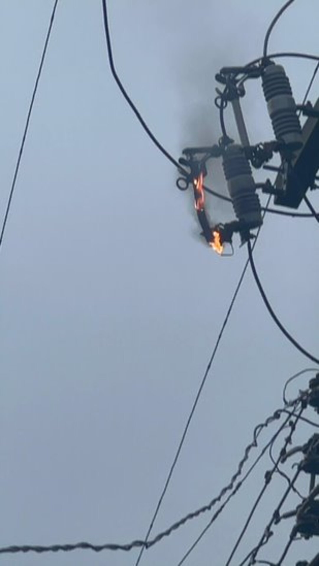 Transformador incendiou após a chuva da tarde de ontem