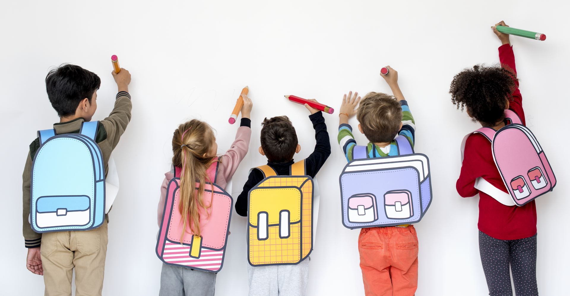Condições familiares e desempenho escolar: Presença de livros, apoio dos pais e acesso à tecnologia impactam diretamente no aprendizado dos alunos.