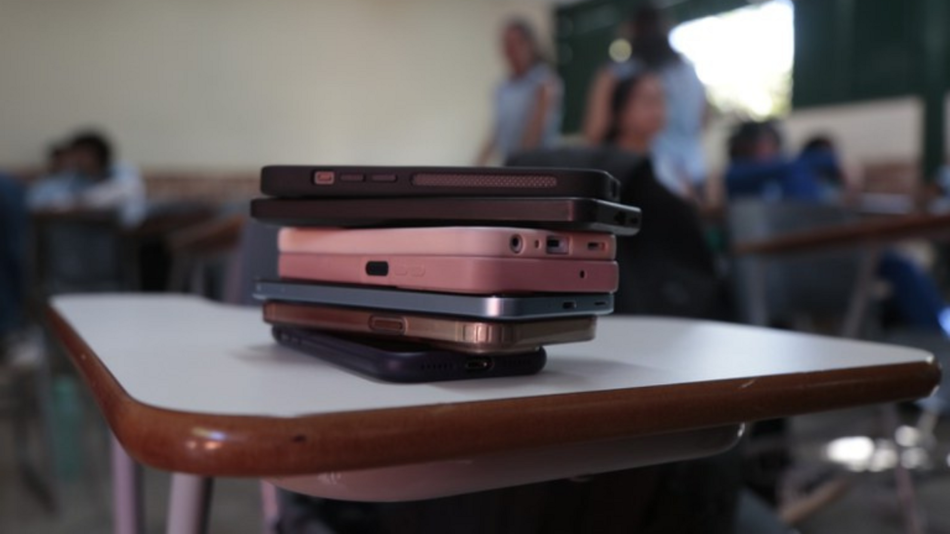 CNE estabelece regras para o uso pedagógico de dispositivos digitais e prepara professores para a educação digital.