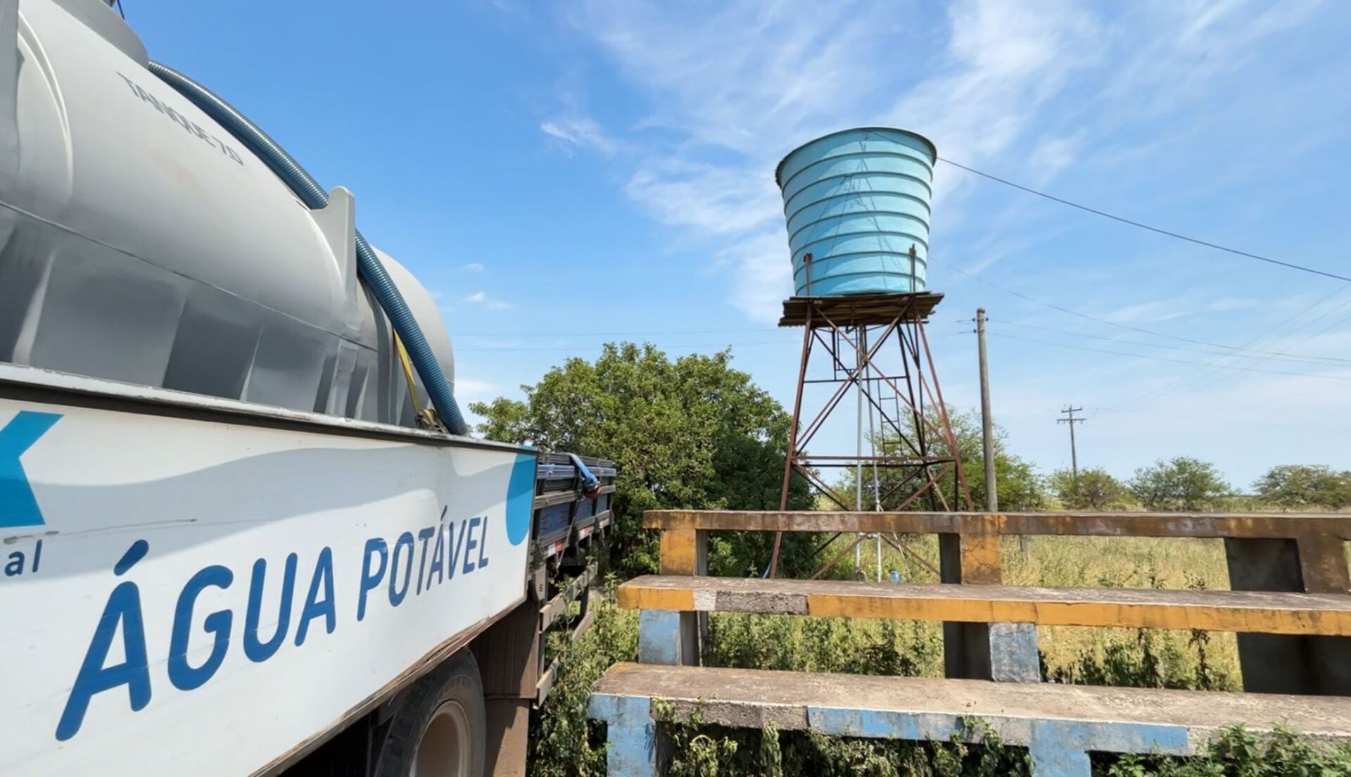 Caminhão pipa transportando água para regiões rurais de Uruguaiana
