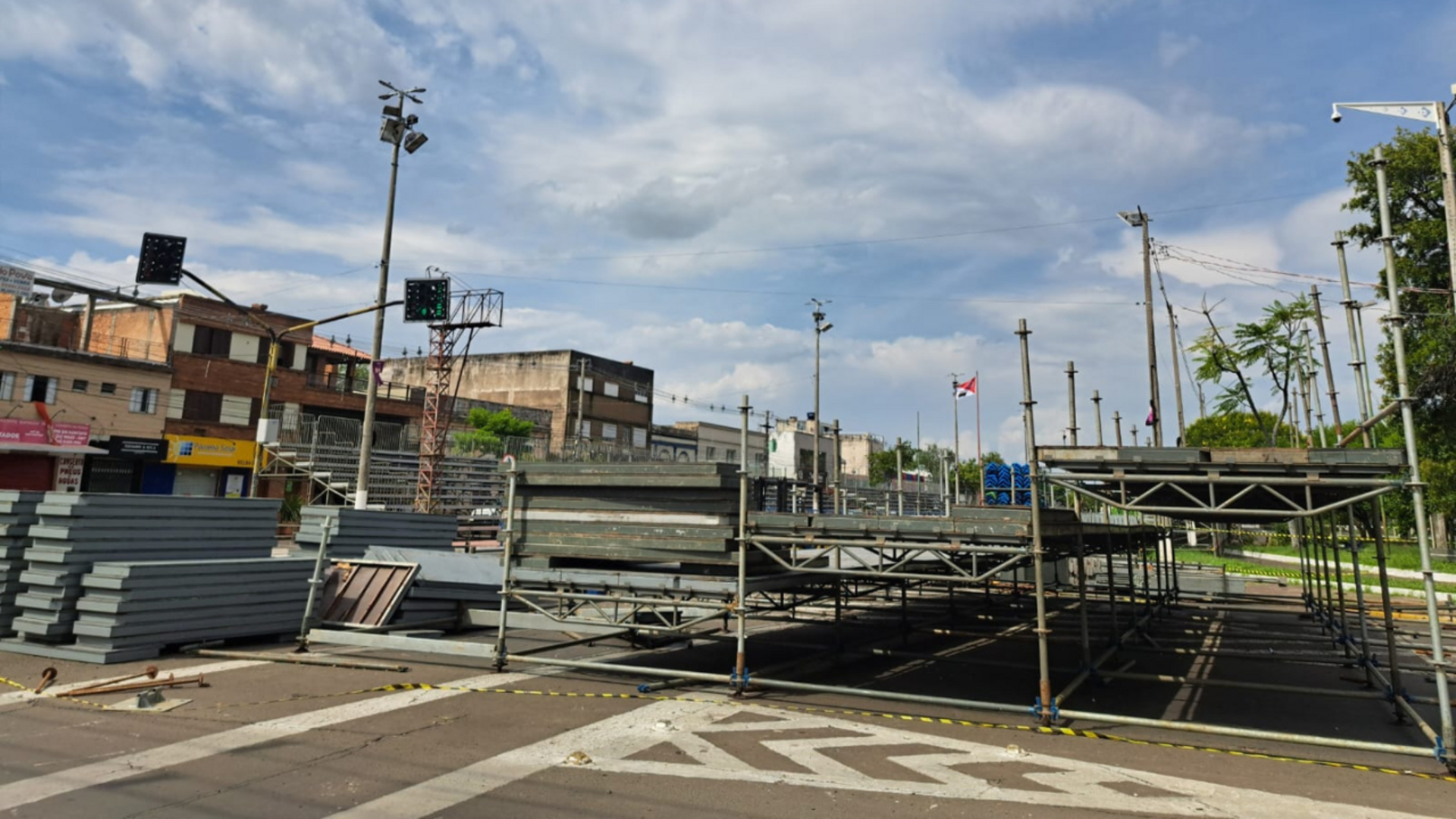 Equipes trabalham na montagem das arquibancadas ao longo da Avenida Presidente Vargas, que também recebe reforço na sinalização para orientar os motoristas.