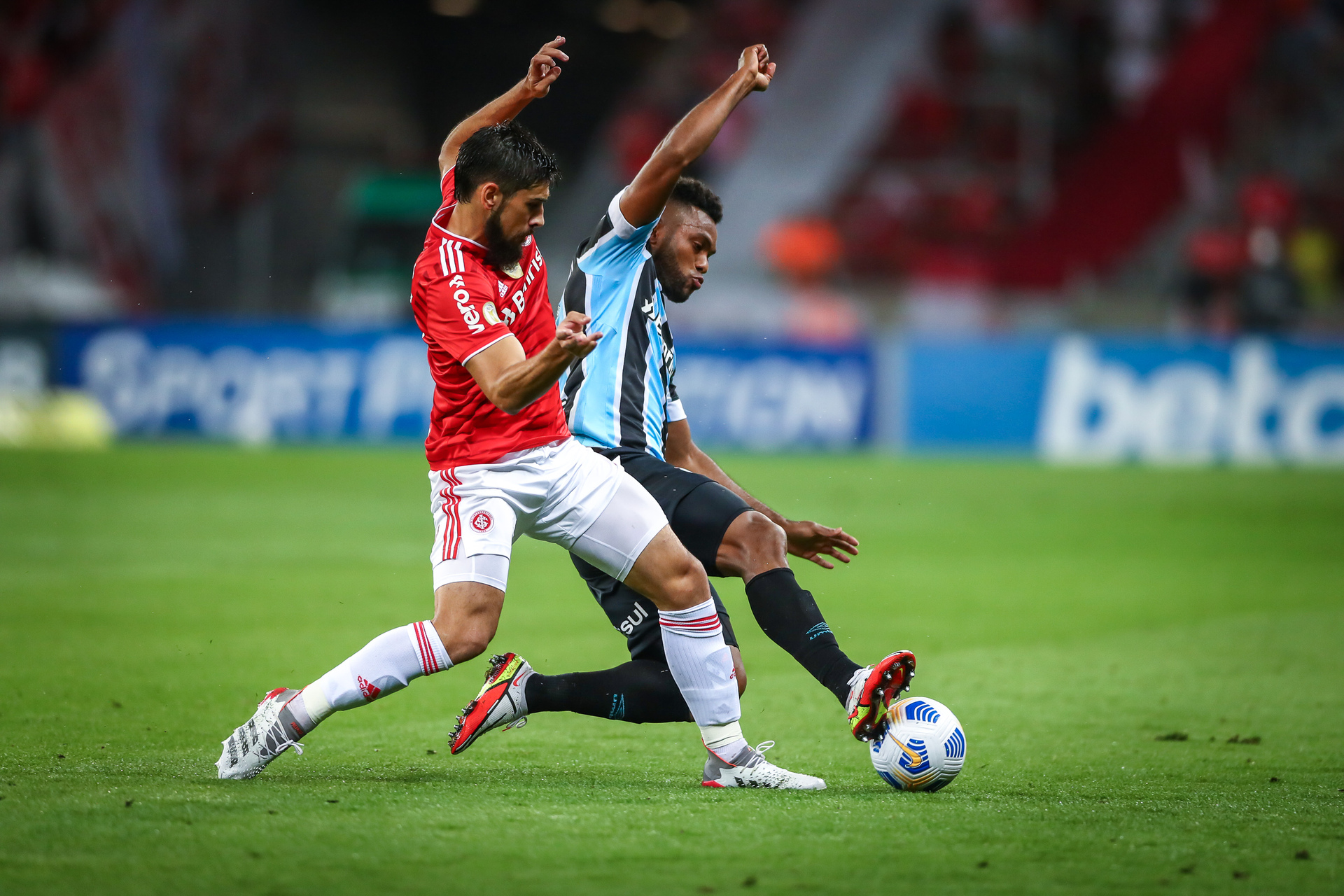 Lance da partida entre Grêmio e Internacional no Campeonato Brasileiro 2021.