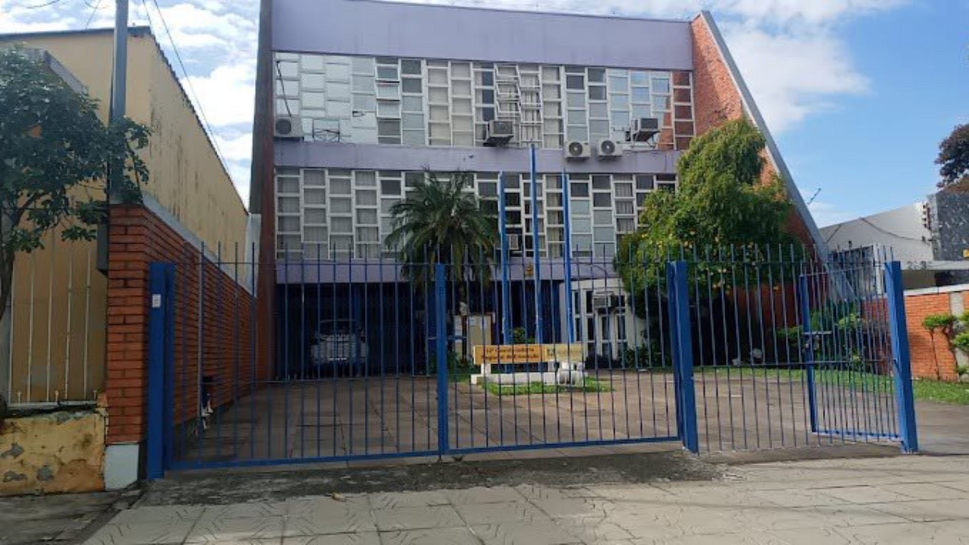 Contato deve ser realizado pessoalmente na sede da 10ª CRE, ou pelo WhatsApp e -mail do departamento de RH