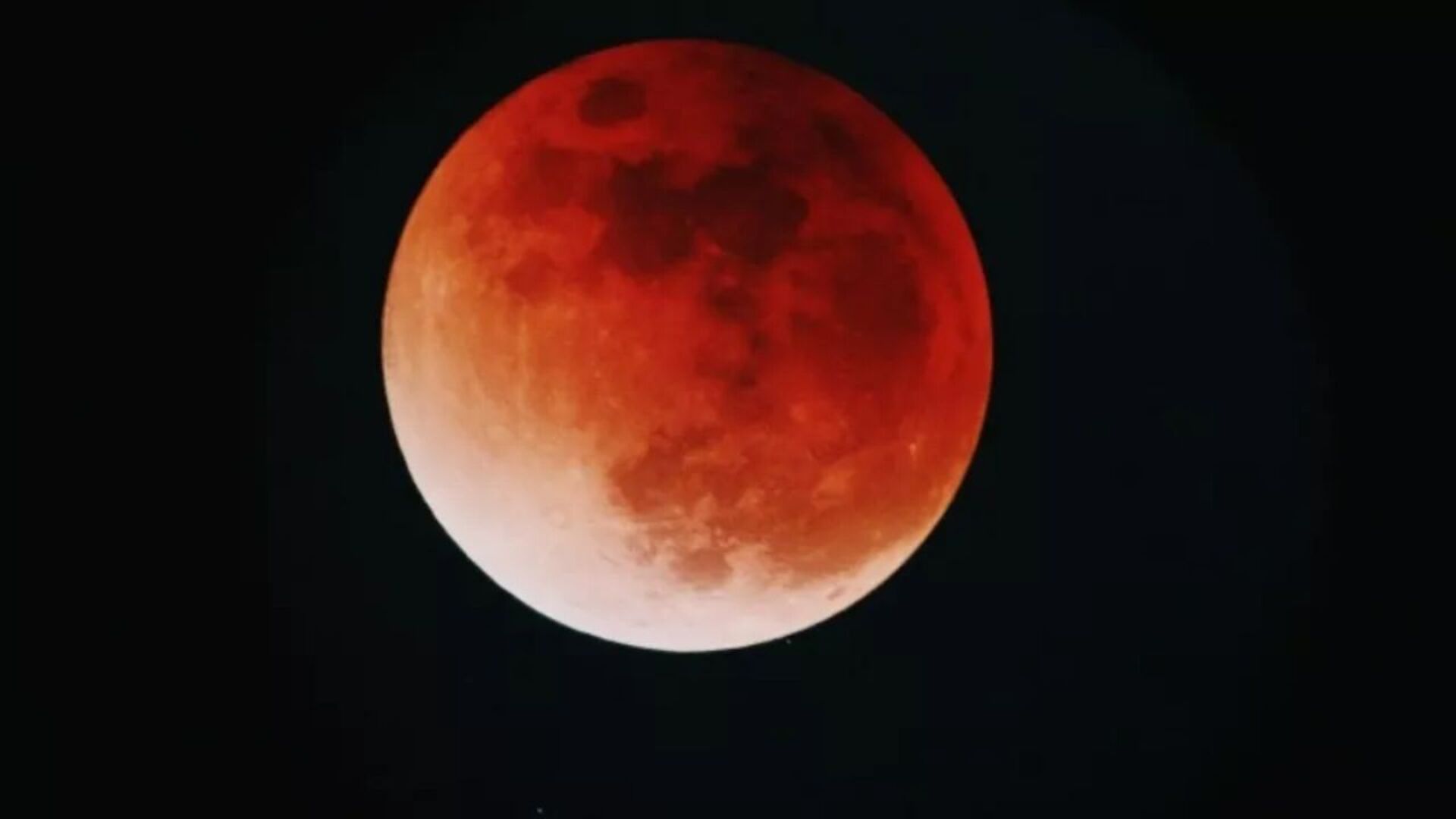 O eclipse lunar recebe esse nome de Lua de Sangue porque a lua é vista com tonalidades avermelhadas.