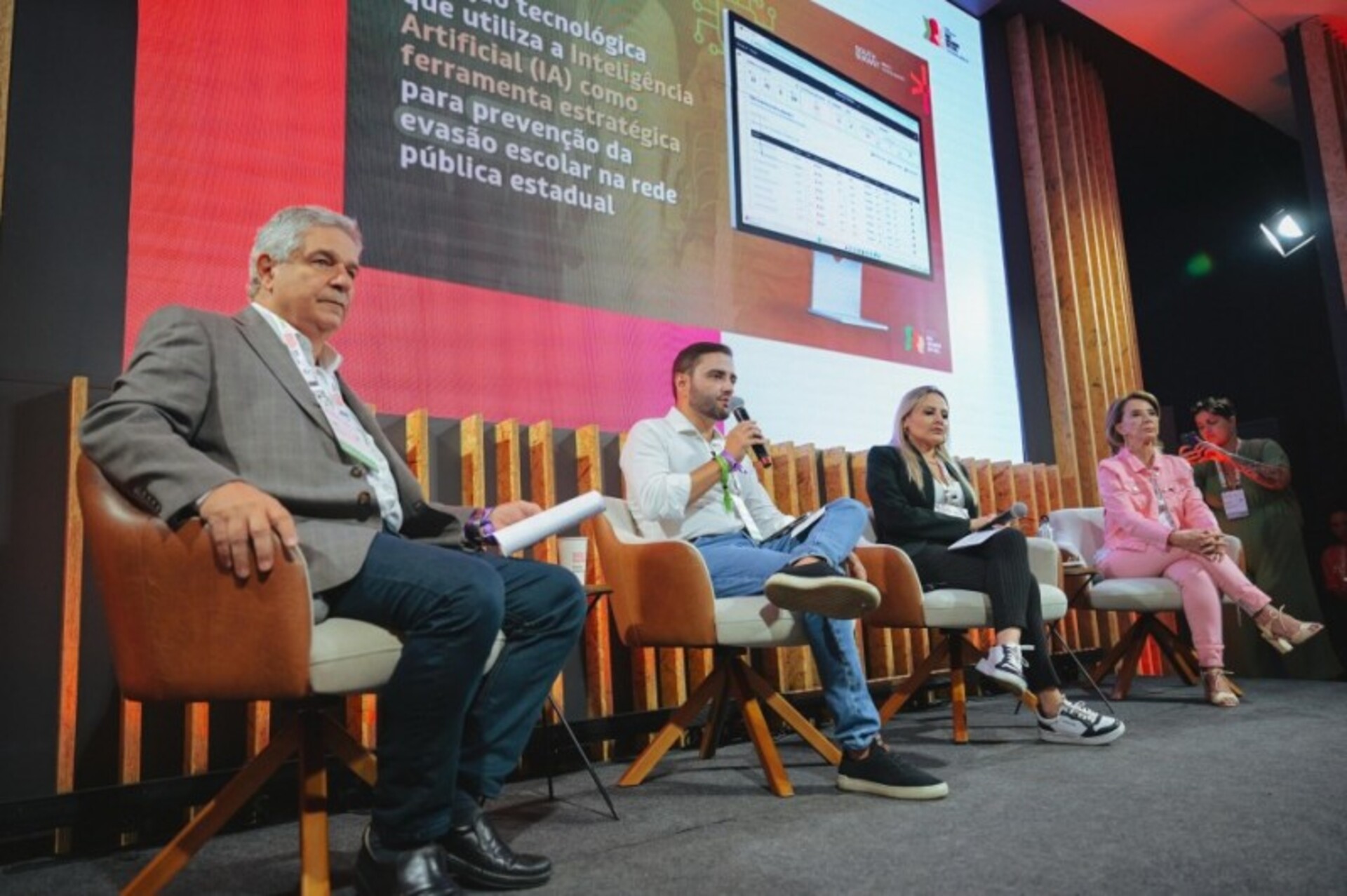 Tecnologia a favor da educação: painel no South Summit discute o uso de Inteligência Artificial para combater a evasão escolar no Rio Grande do Sul.