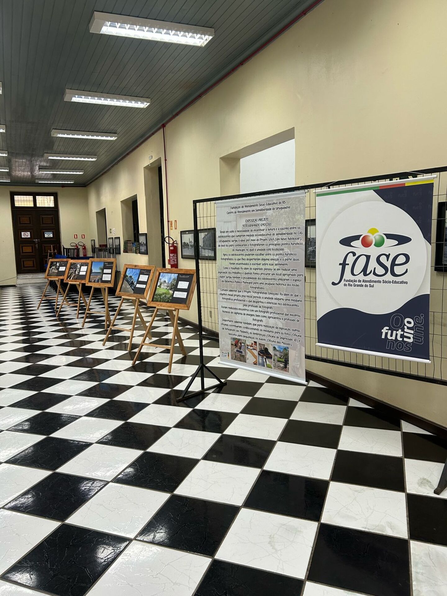 Adolescentes em semiliberdade revelam talentos em exposição na Biblioteca Municipal de Uruguaiana.
