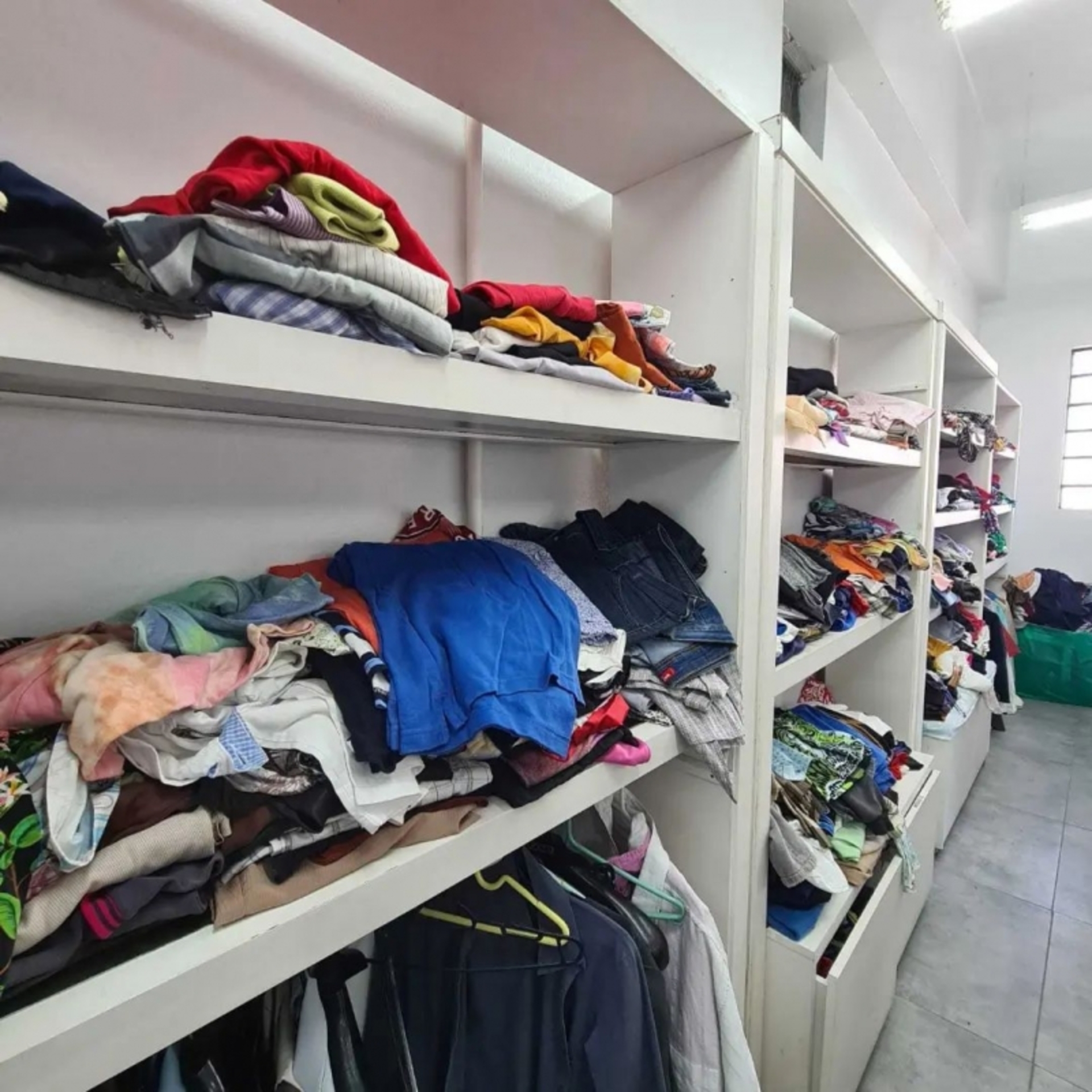 Comunidade pode fazer doações – ou buscar peças – na Loja Solidária