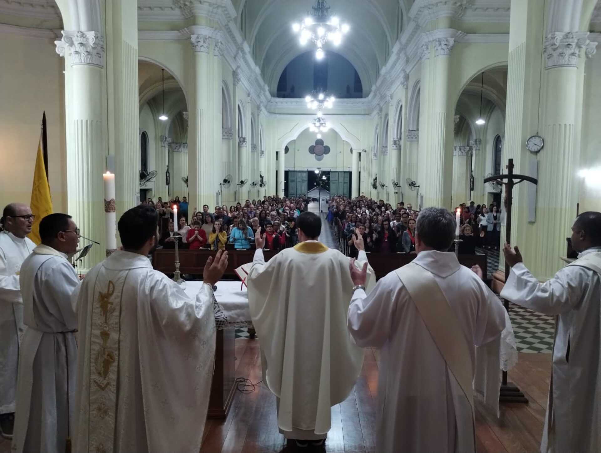 Durante a homília, foram lembradas a humildade do Papa Francisco, seu amor pelos pobres e sofredores, e sua busca constante pela paz e pela igualdade em sua vida e pontificado.