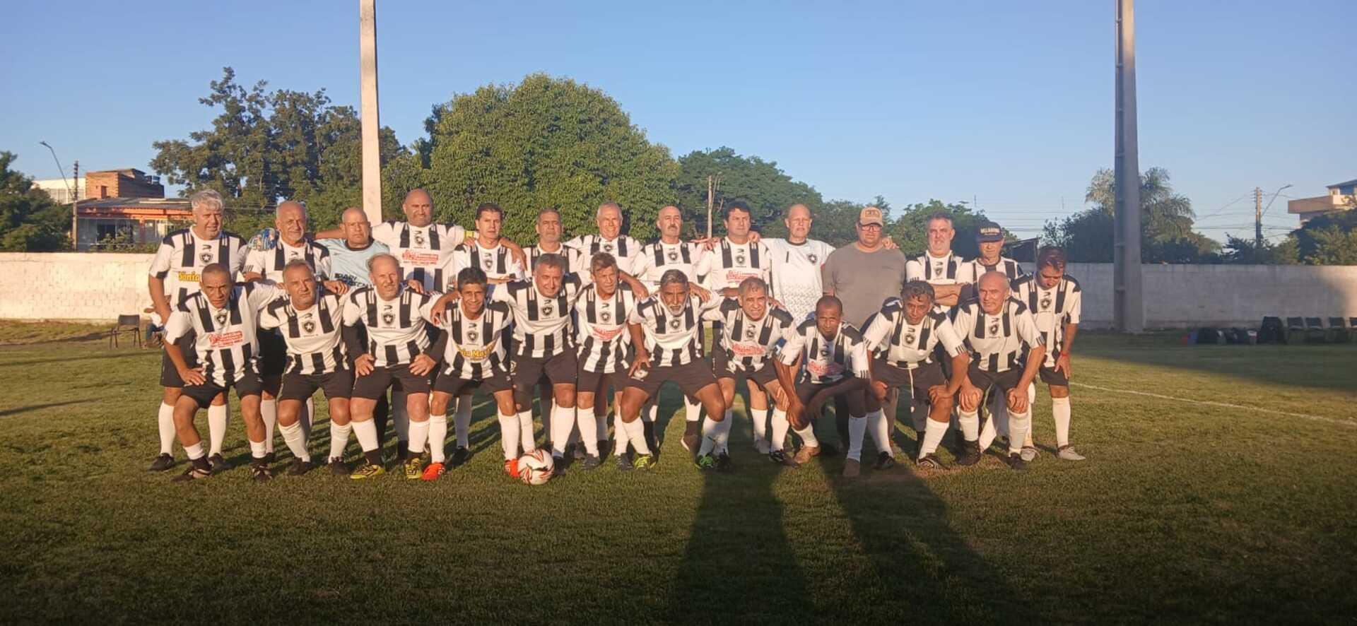 Time do Botafogo comemora o título da Liga Master Sessentão após vitória suada na final contra o Barcelona Marduque