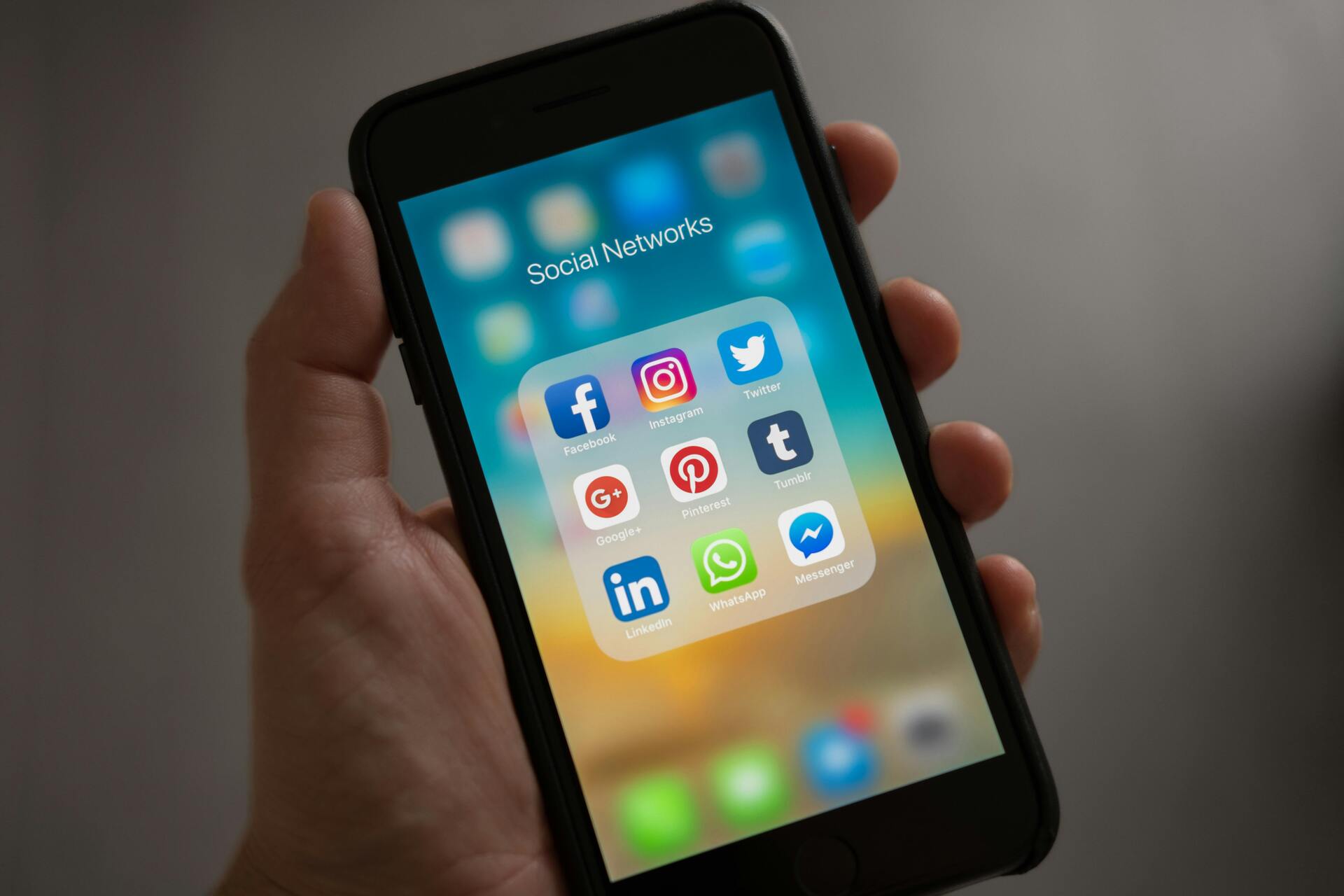 Um dos jurados mexia no celular durante a sustentação oral da defesa, o que foi registro em vídeo.