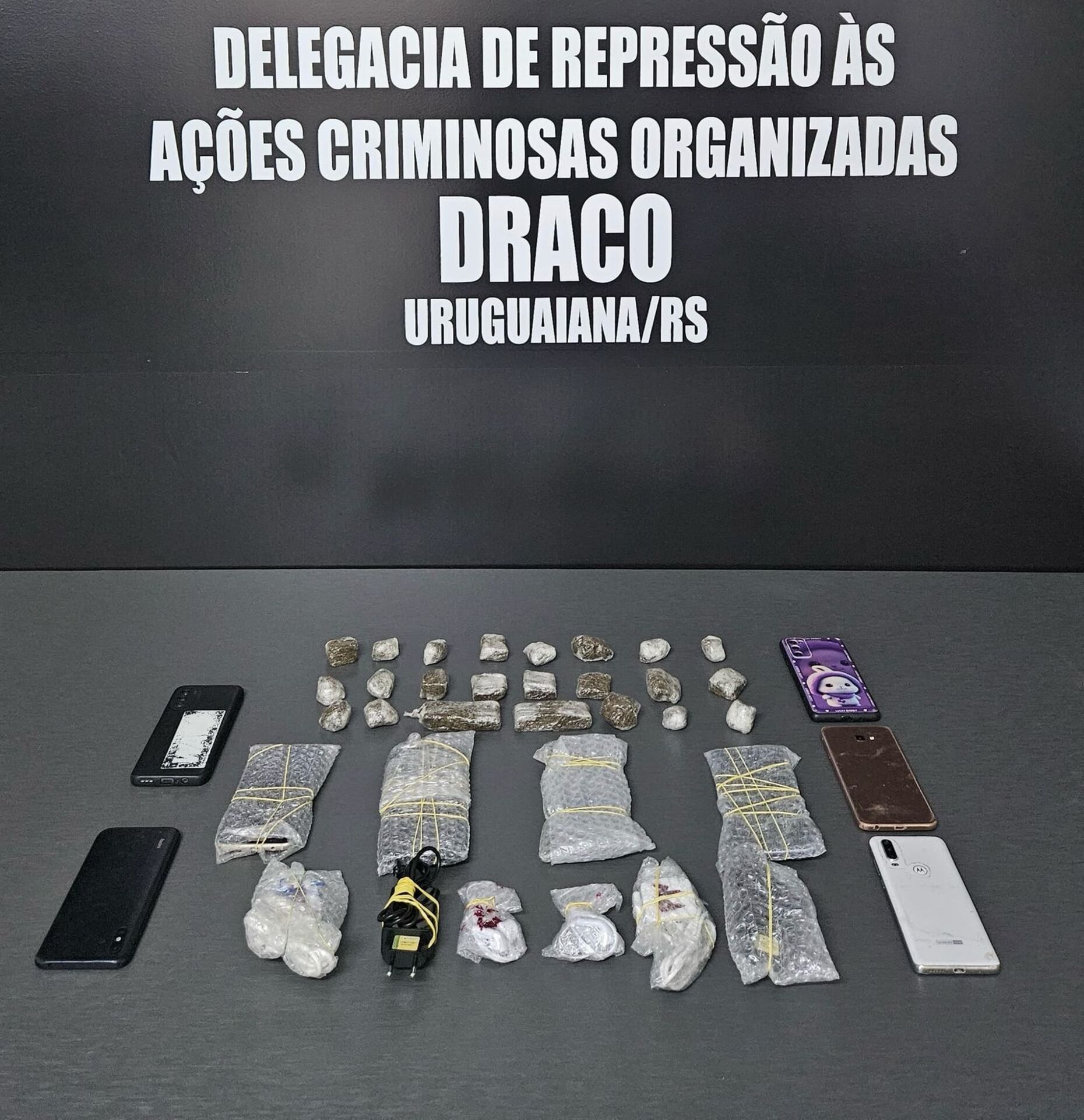 Três pessoas foram presas por tráfico de drogas no bairro Santo Antônio durante ação da Draco.