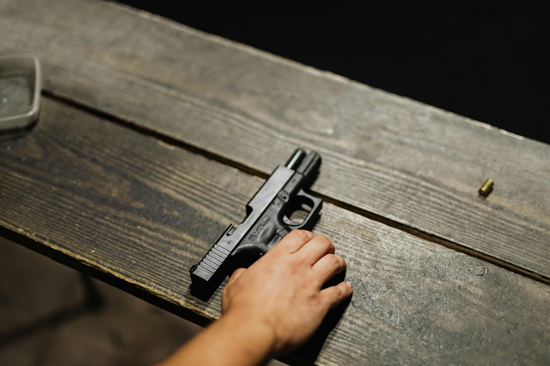 Crime ocorreu enquanto a vítima retirava o lixo em frente à residência.