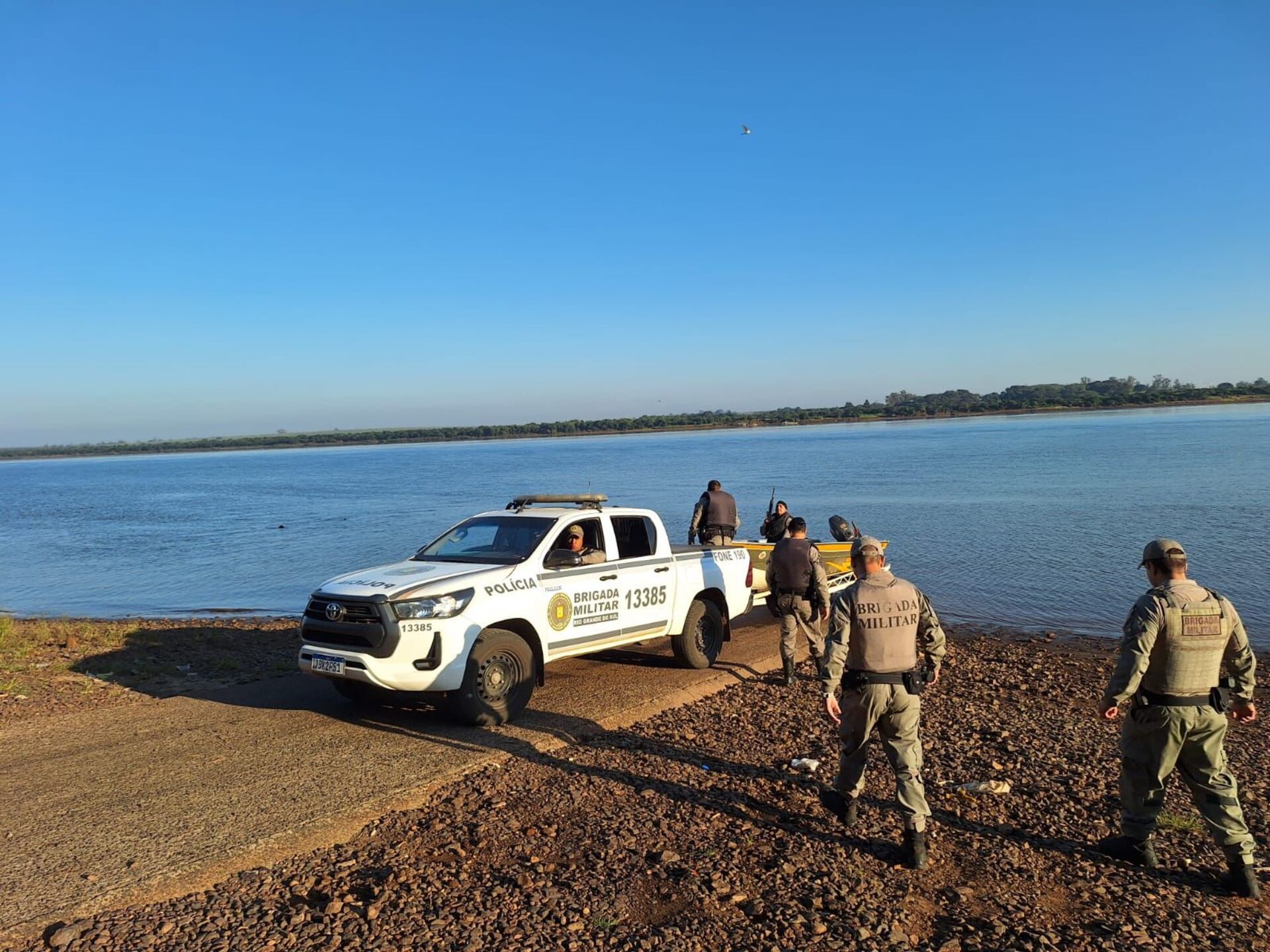 Patrulhamento reforçado no Rio Uruguai resultou na prisão de suspeitos e apreensão de embarcação irregular e armamentos.
