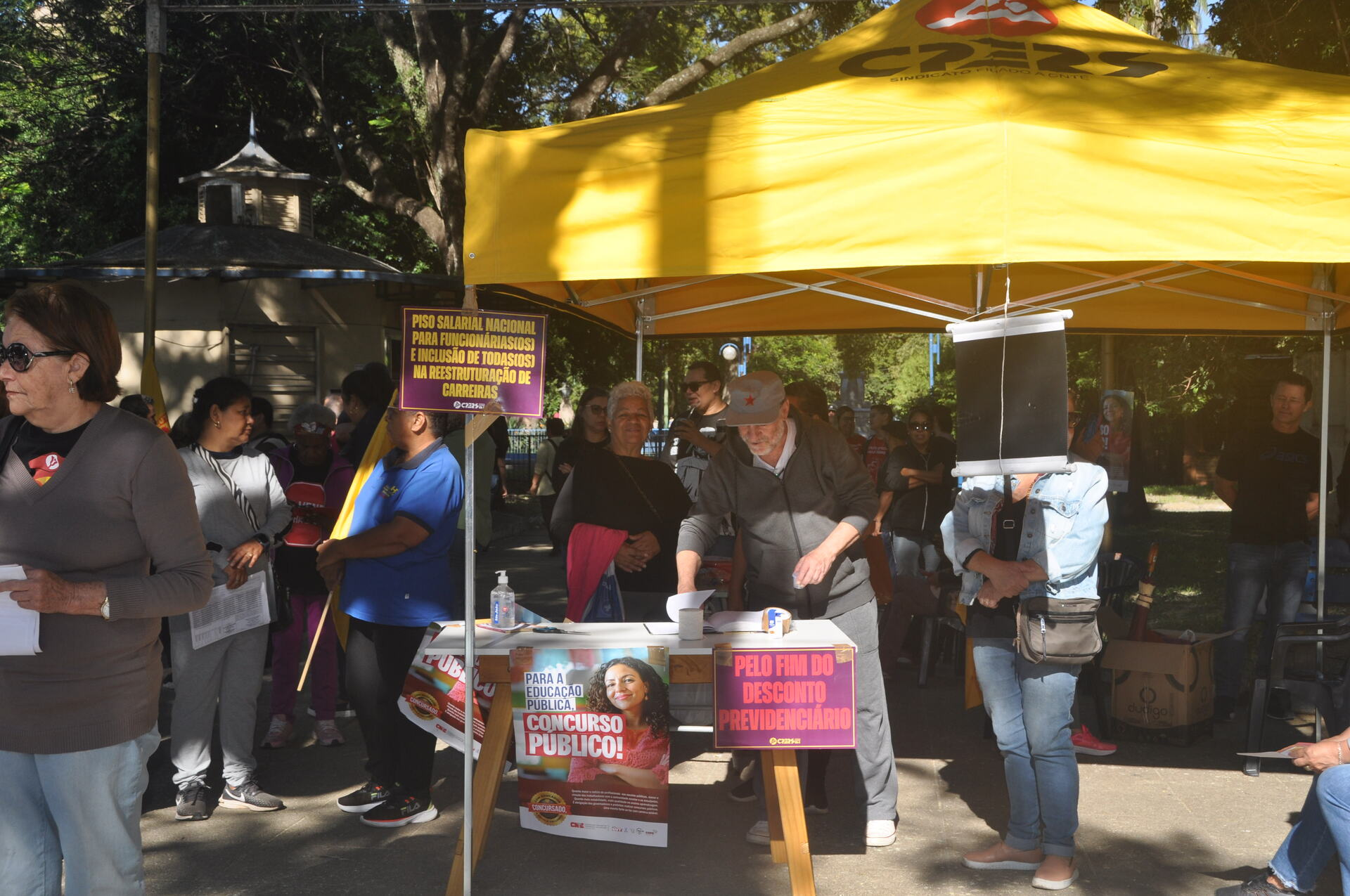 Em manifestação, educadores exigem reajuste salarial e melhores condições nas escolas públicas.