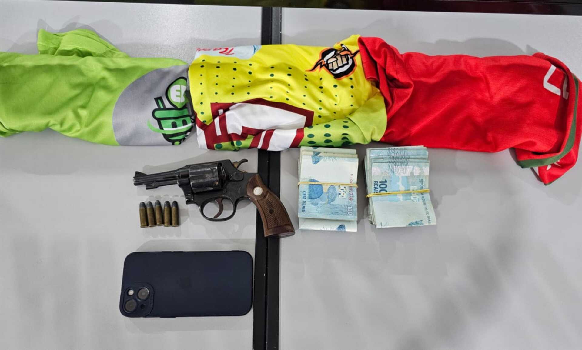 Um torcedor foi espancado com socos e um capacete mesmo após cair desacordado no gramado, e o caso agora é tratado como tentativa de homicídio qualificado