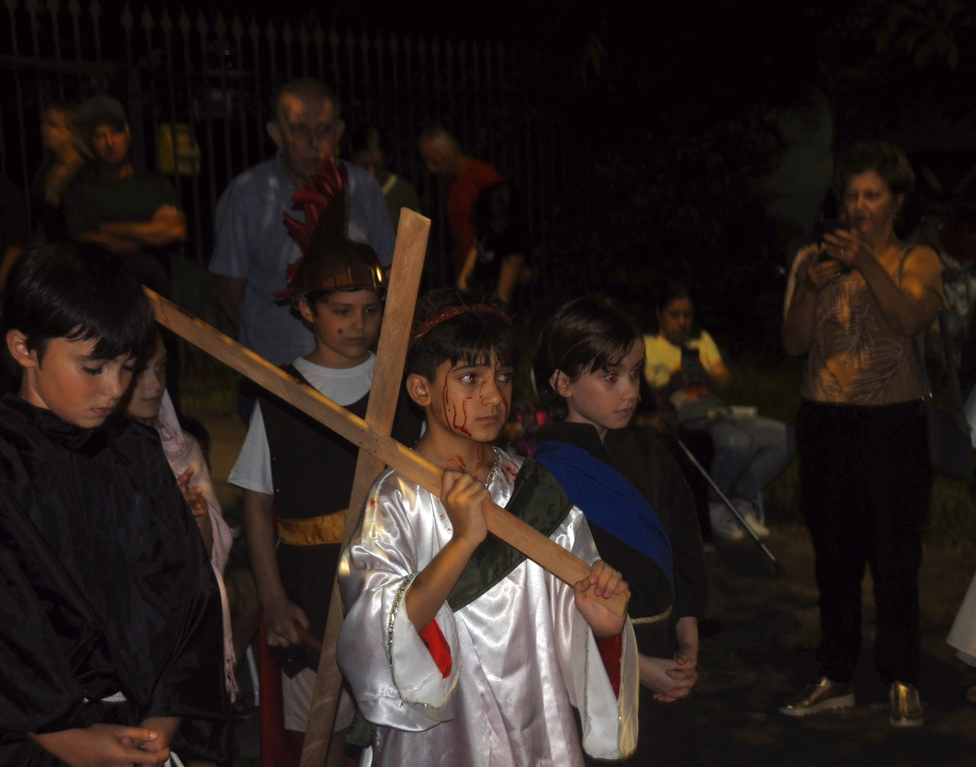 Cerca de 100 pessoas da comunidade da igreja do Carmo encenam os últimos momentos de vida de Jesus Cristo