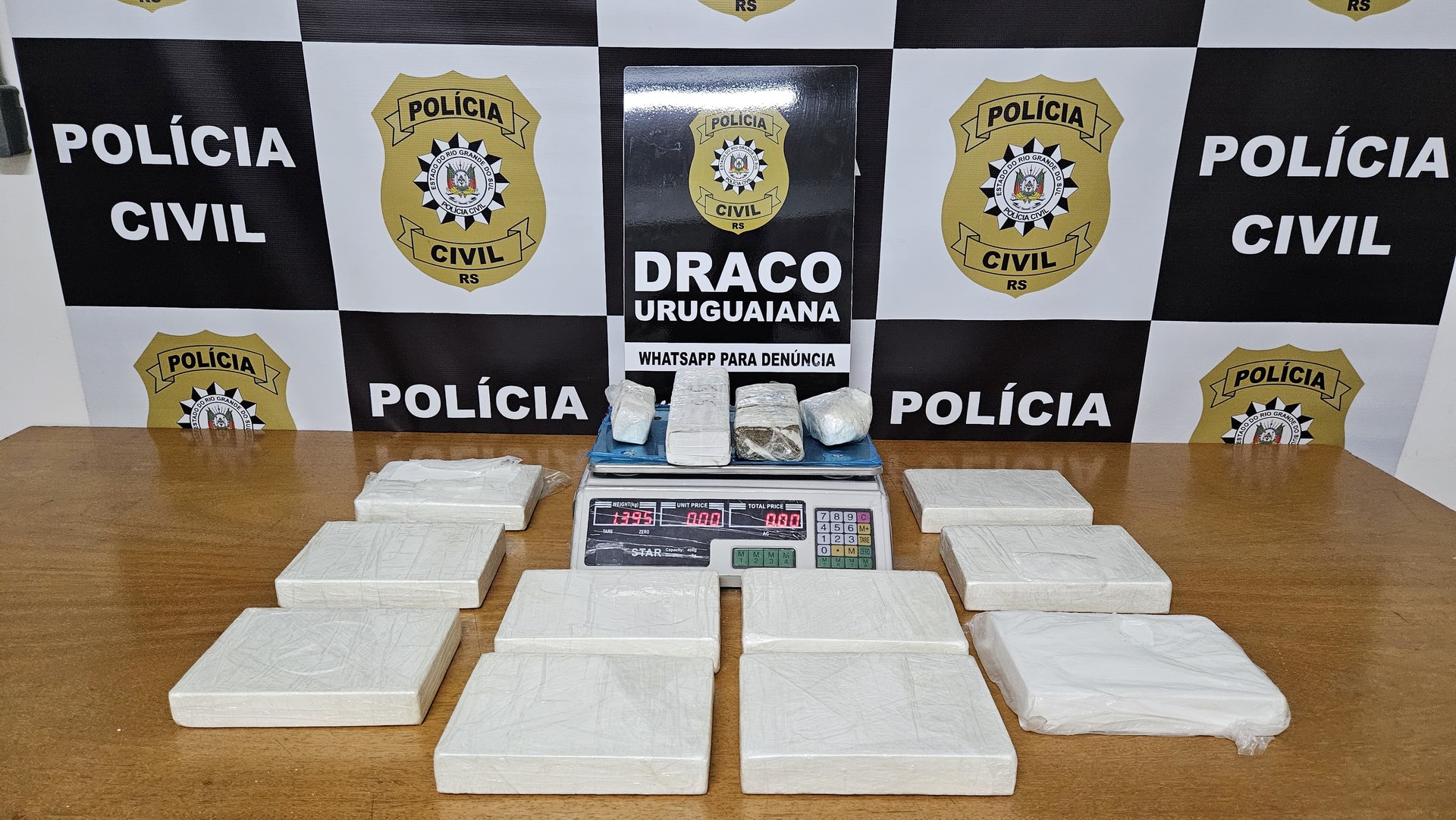 A ação foi conduzida pela Draco, que apreendeu mais de 10 kg de entorpecentes no local.