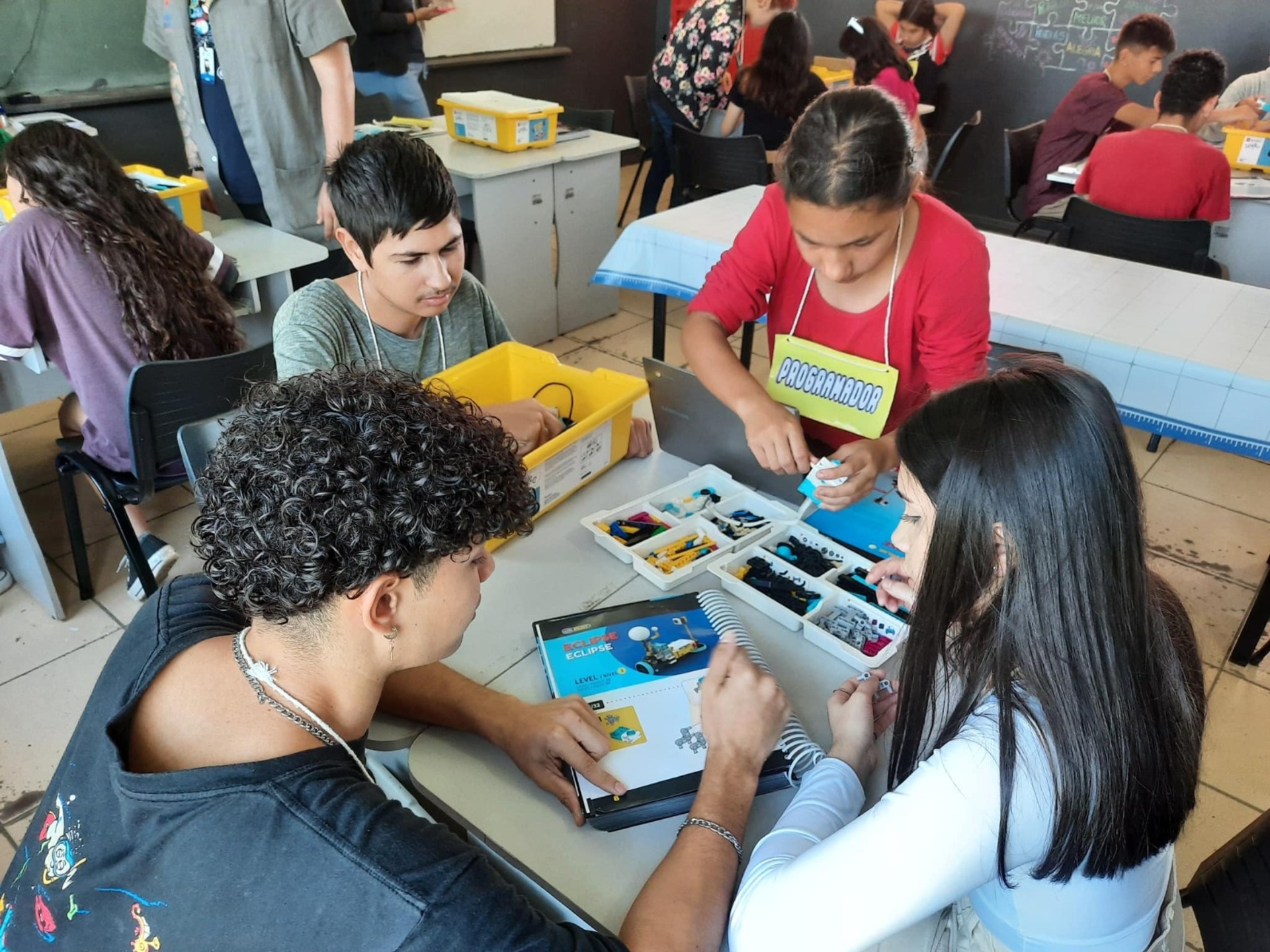 O número de estudantes beneficiados passou de 1.800 para 2.365 em abril de 2025.