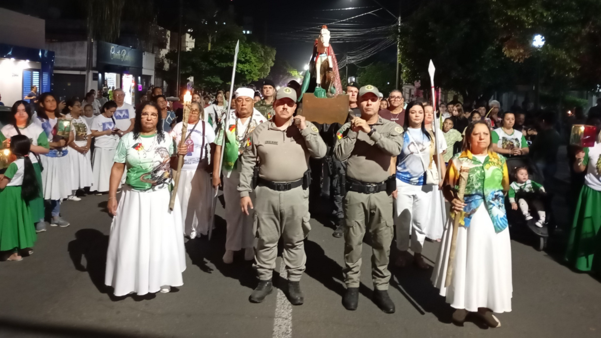A imagem de São Jorge foi levada até a casa de Mãe Lurdes, onde ocorreu uma sessão de umbanda.