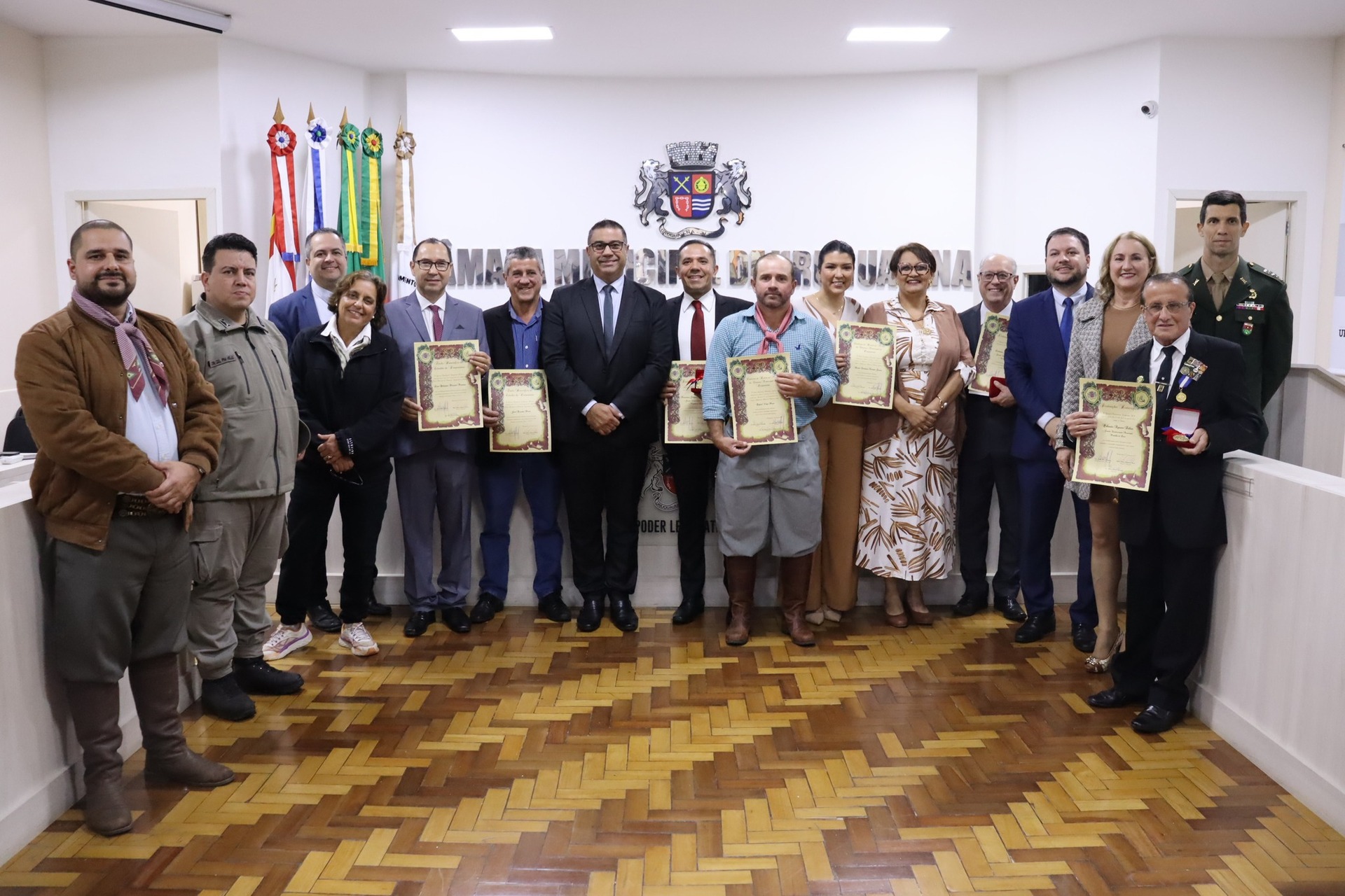Durante a solenidade, sete personalidades que prestaram relevantes serviços à comunidade foram agraciadas com honrarias