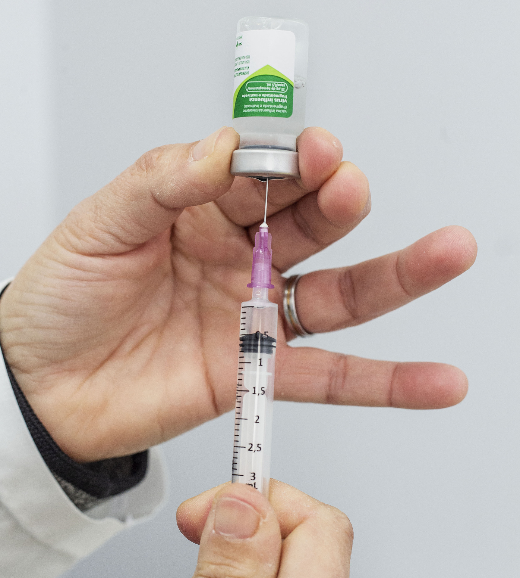 Cobertura vacinal insuficiente e hospitalizações controladas indicam necessidade de reforço na campanha