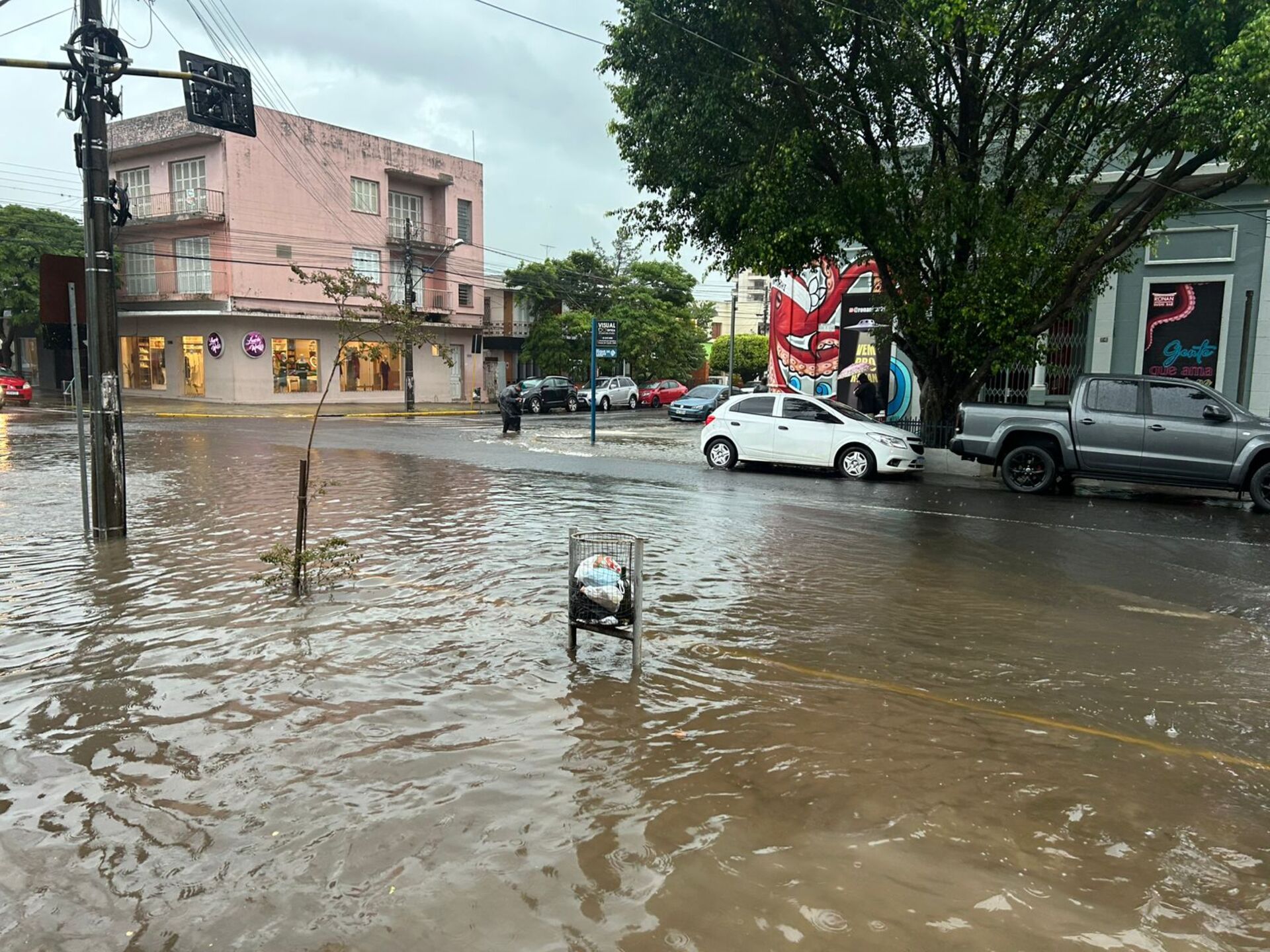 Uruguaiana registrou 170 mm de chuva em três dias, causando alagamentos em diversos bairros e queda de árvores, mas sem desastres graves, segundo a Secretaria de Infraestrutura.