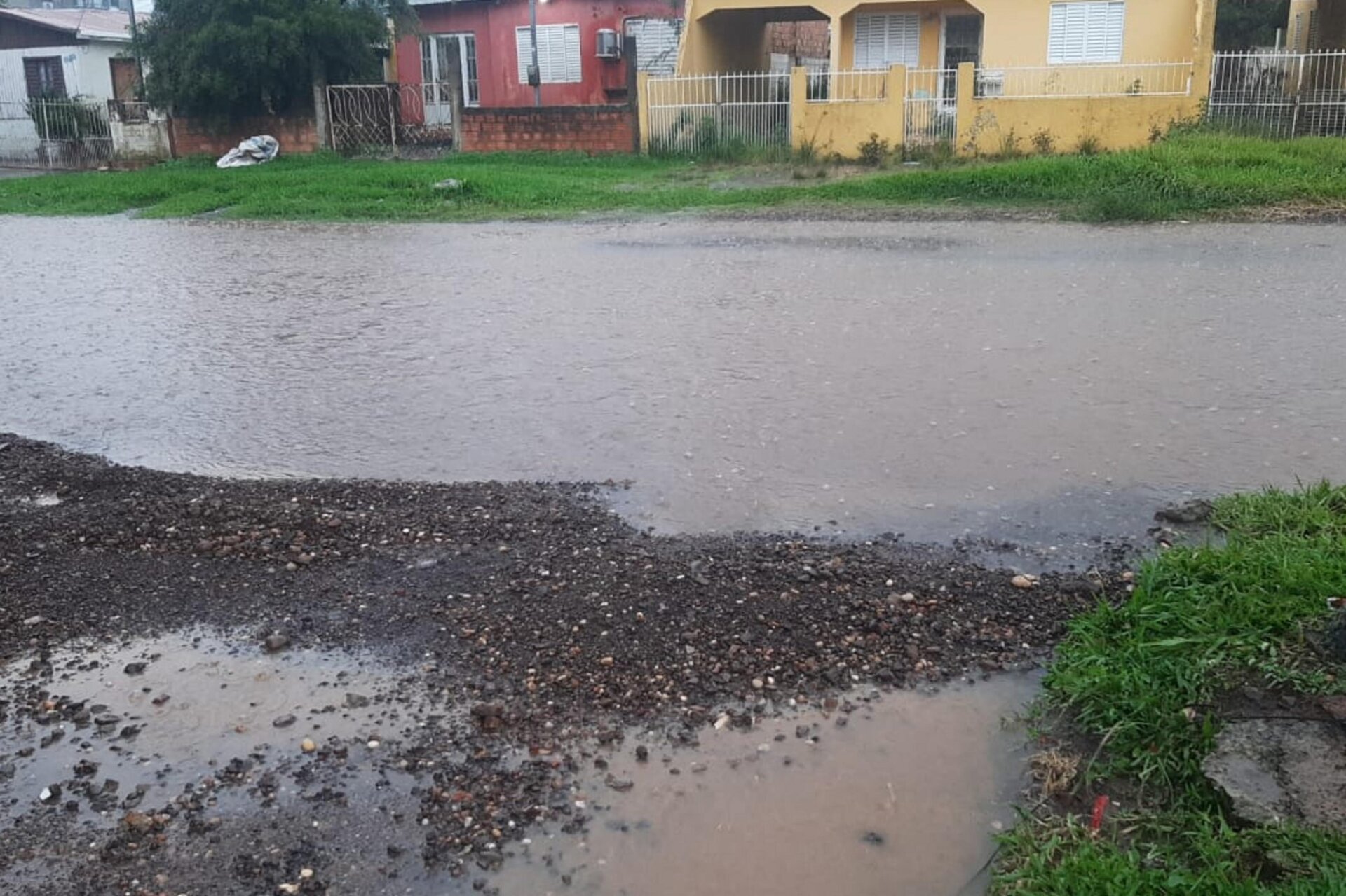 Trabalhos de emergência seguem em Uruguaiana após forte chuva que já atingiu 229 mm.