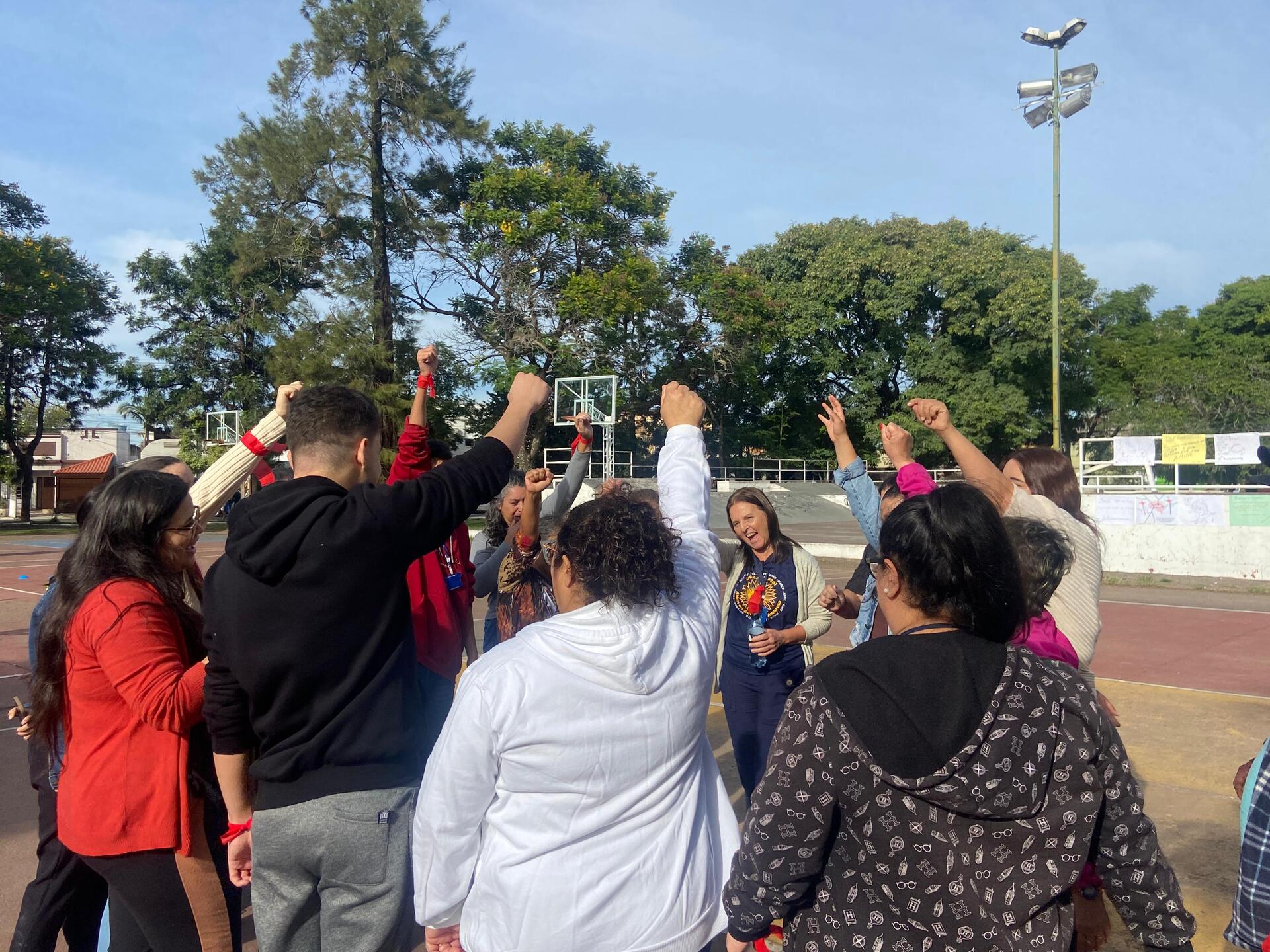 Os presentes foram organizados em duas equipes, vermelha e verde, e tiveram oportunidade participar de provas lúdicas
