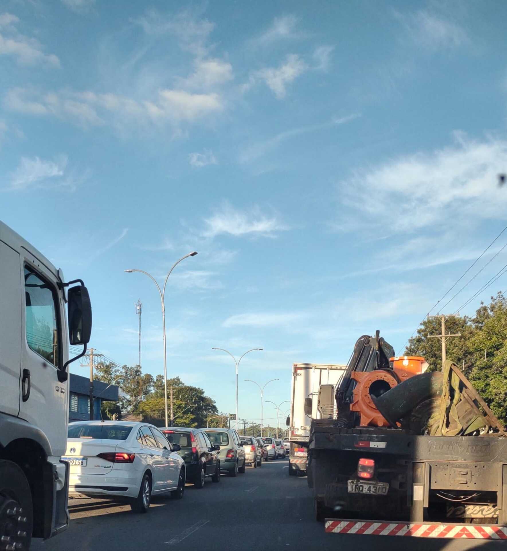 Motoristas recorreram à calçada para fugir do engarrafamento