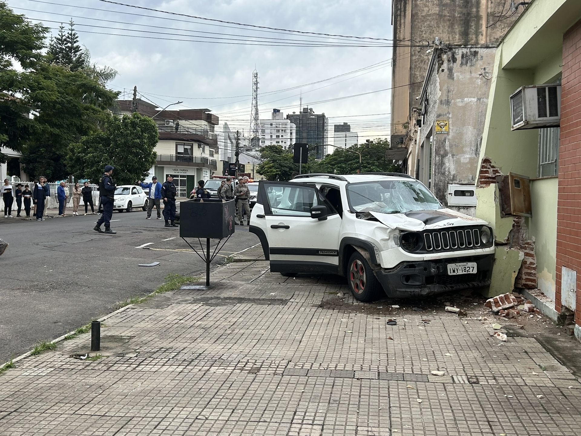 vítima foi arremessada sobre o capô do carro e posteriormente prensada contra uma parede.