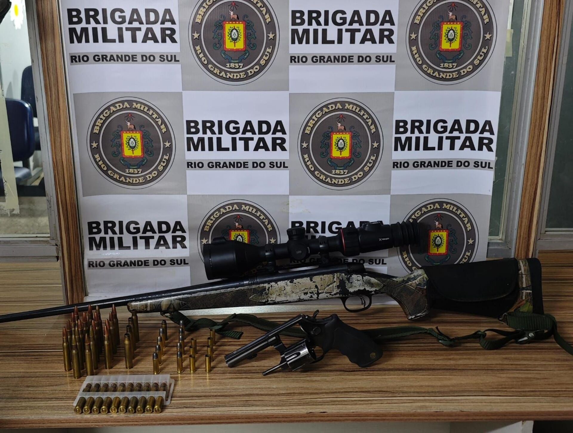Suspeito foi preso em flagrante e levado à Delegacia de Polícia.