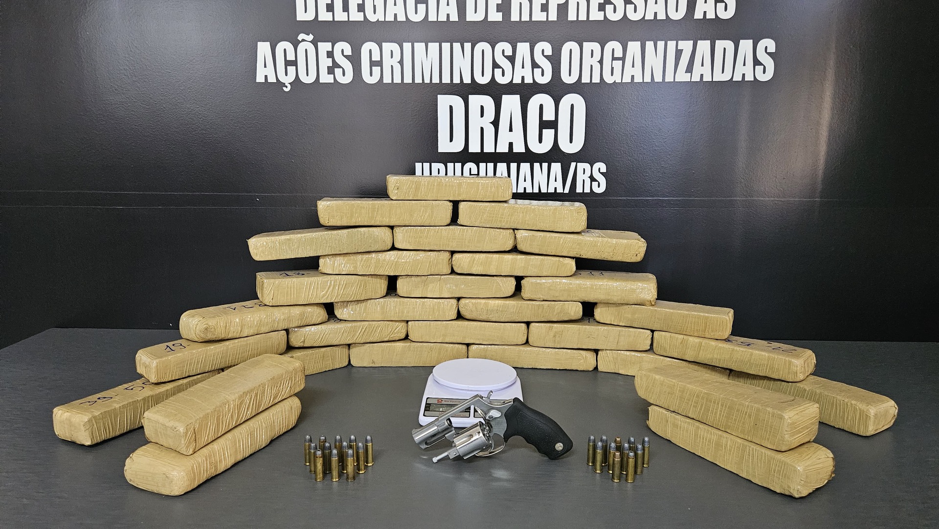 Trinta tijolos de maconha e arma apreendidos no bairro Vila Júlia.