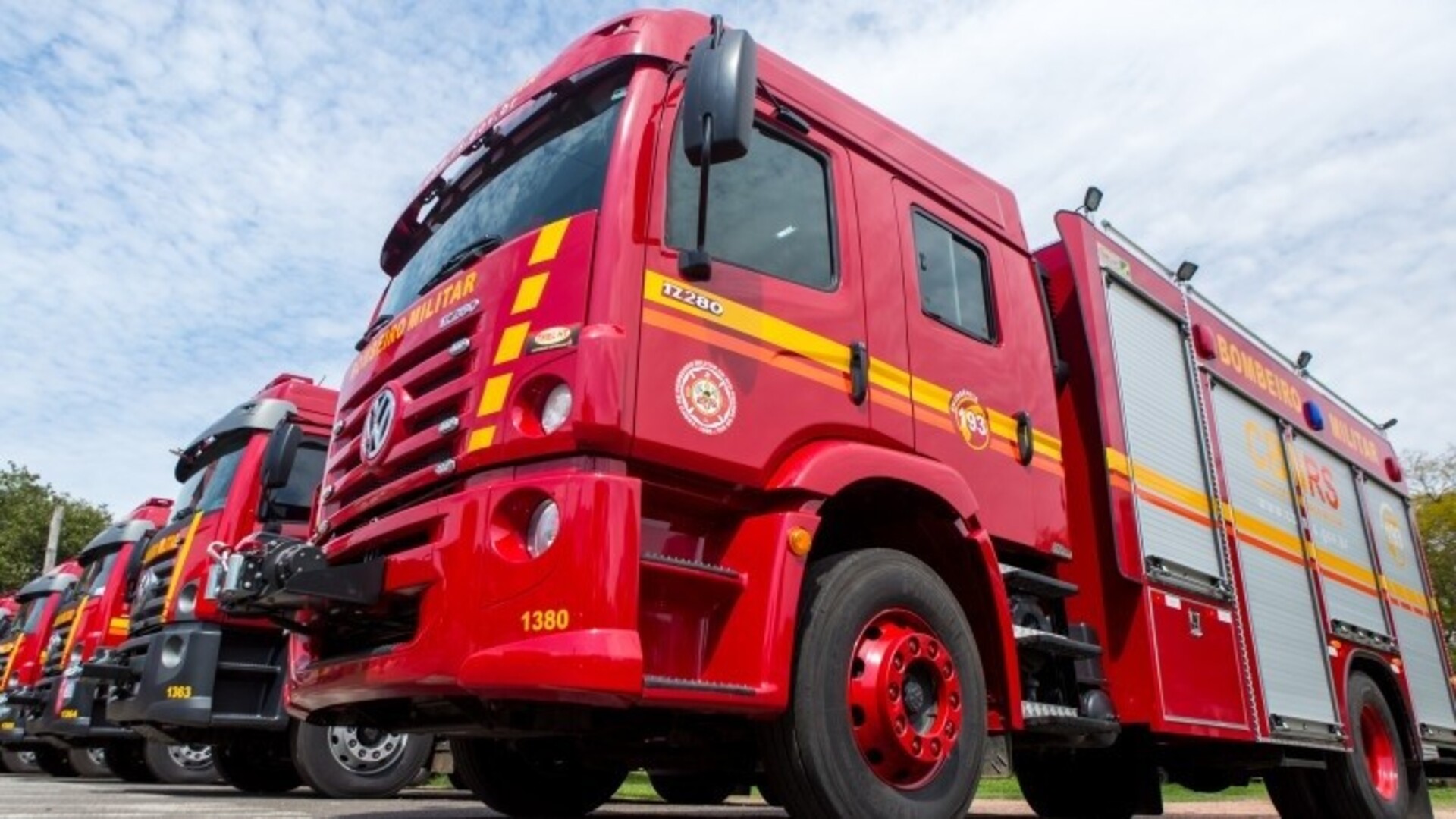 Ação rápida dos bombeiros impediu que as chamas atingissem outras viaturas e a estrutura da garagem.