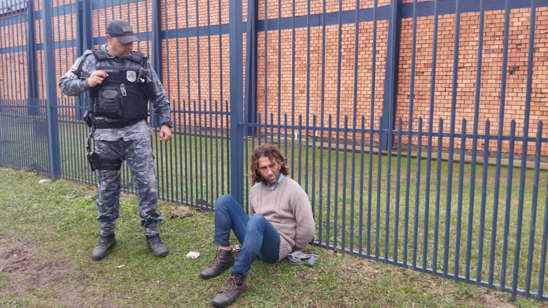 Após série de ocorrências violentas, suspeito é levado para atendimento especializado.