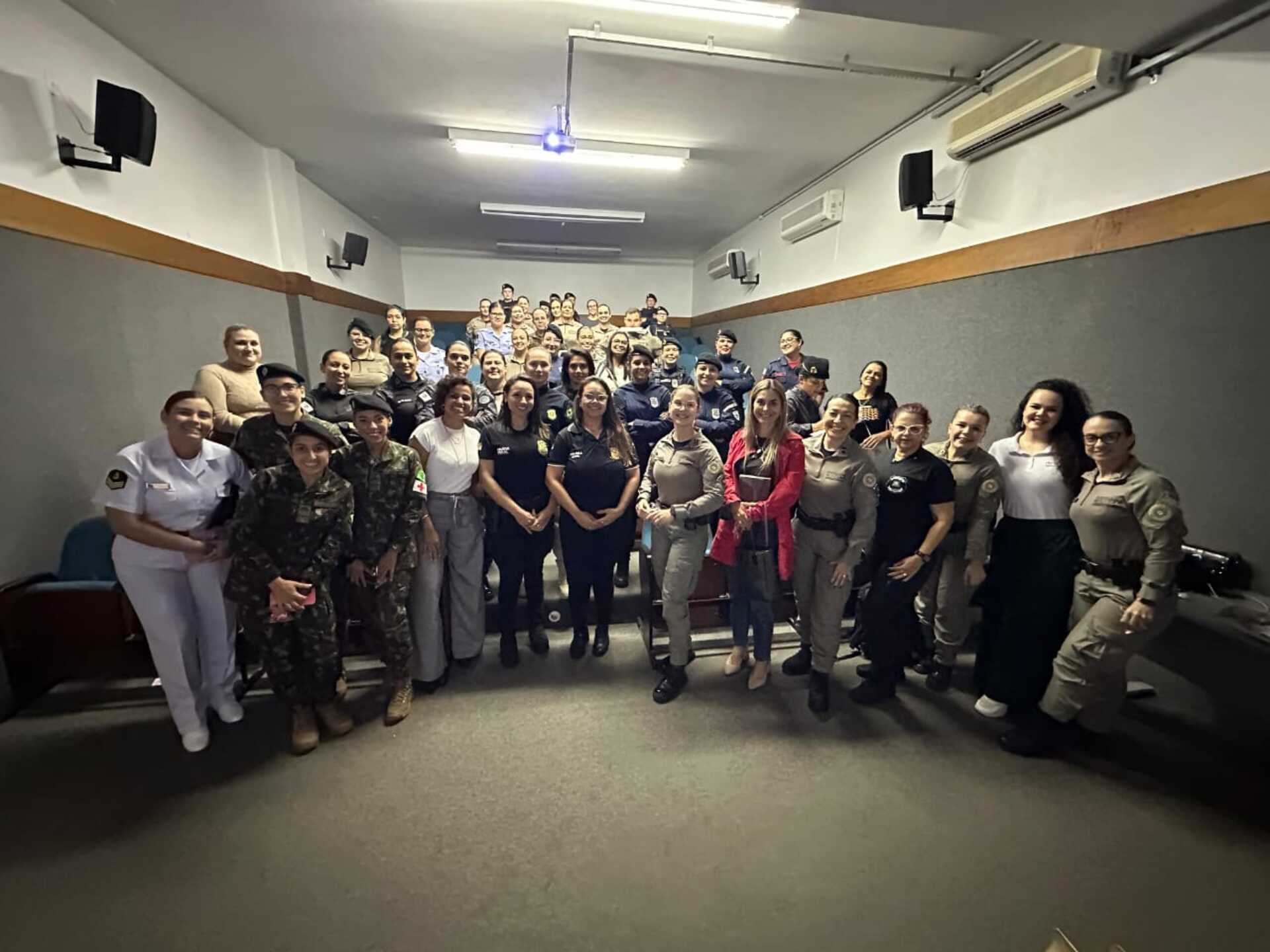 De farda ou não, o público se uniu pela valorização feminina nas instituições públicas.