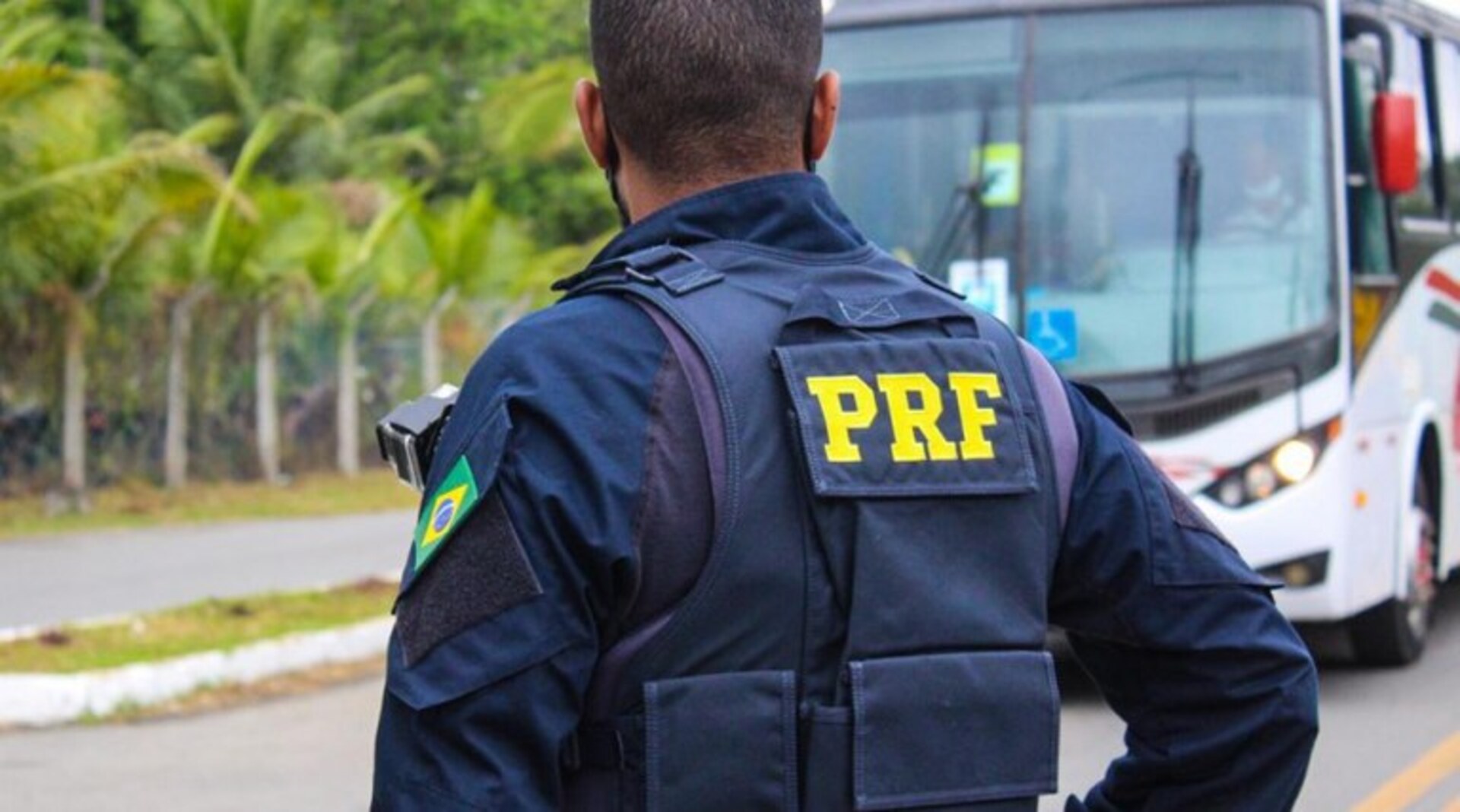 Durante abordagem, homem tentou esconder identidade, mas acabou preso por agentes da PRF.