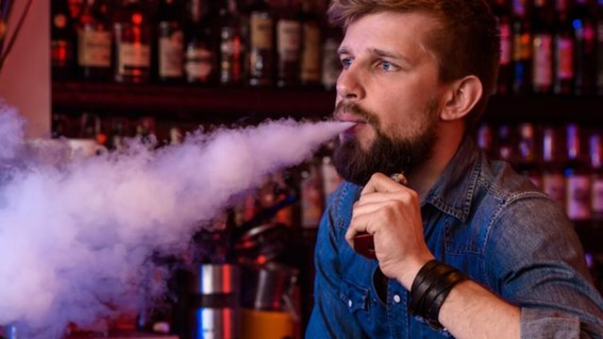 Cigarro eletrônico atrai pela curiosidade e acaba tornando as pessoas viciadas em nicotina, o contrário do que diziam as propagandas sobre o produto.