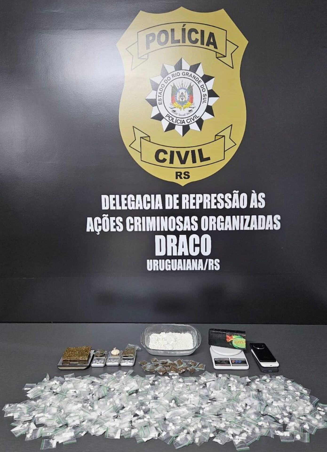 Mais de 650 porções de cocaína e maconha foram apreendidas, além de quatro balanças de precisão.