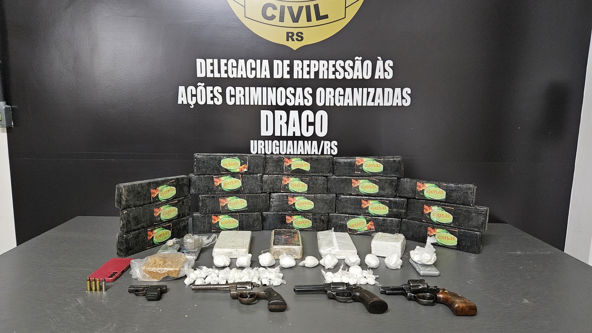 Mais de R$500 mil em drogas e quatro armas foram apreendidas.