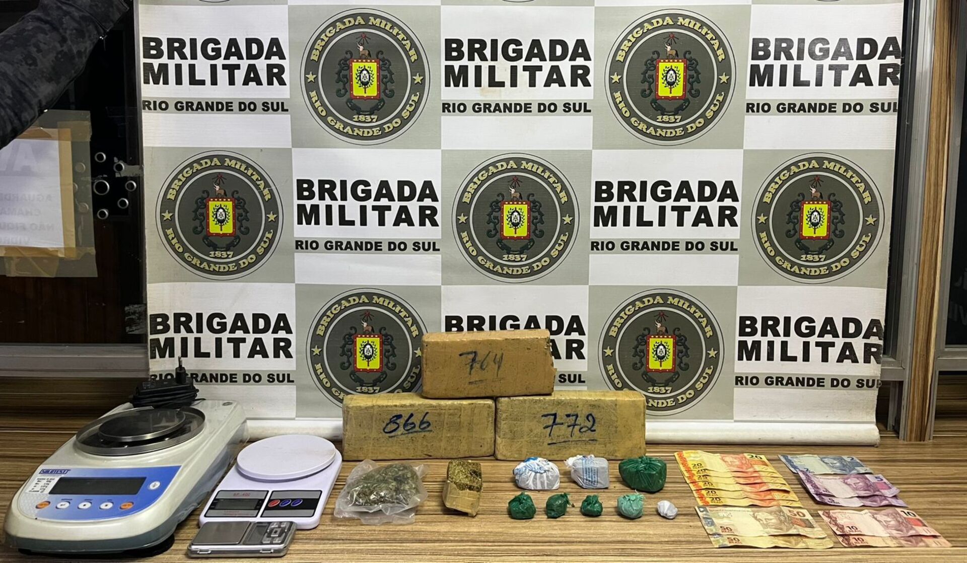 Traficante reincidente é preso com drogas no Vila Júlia.