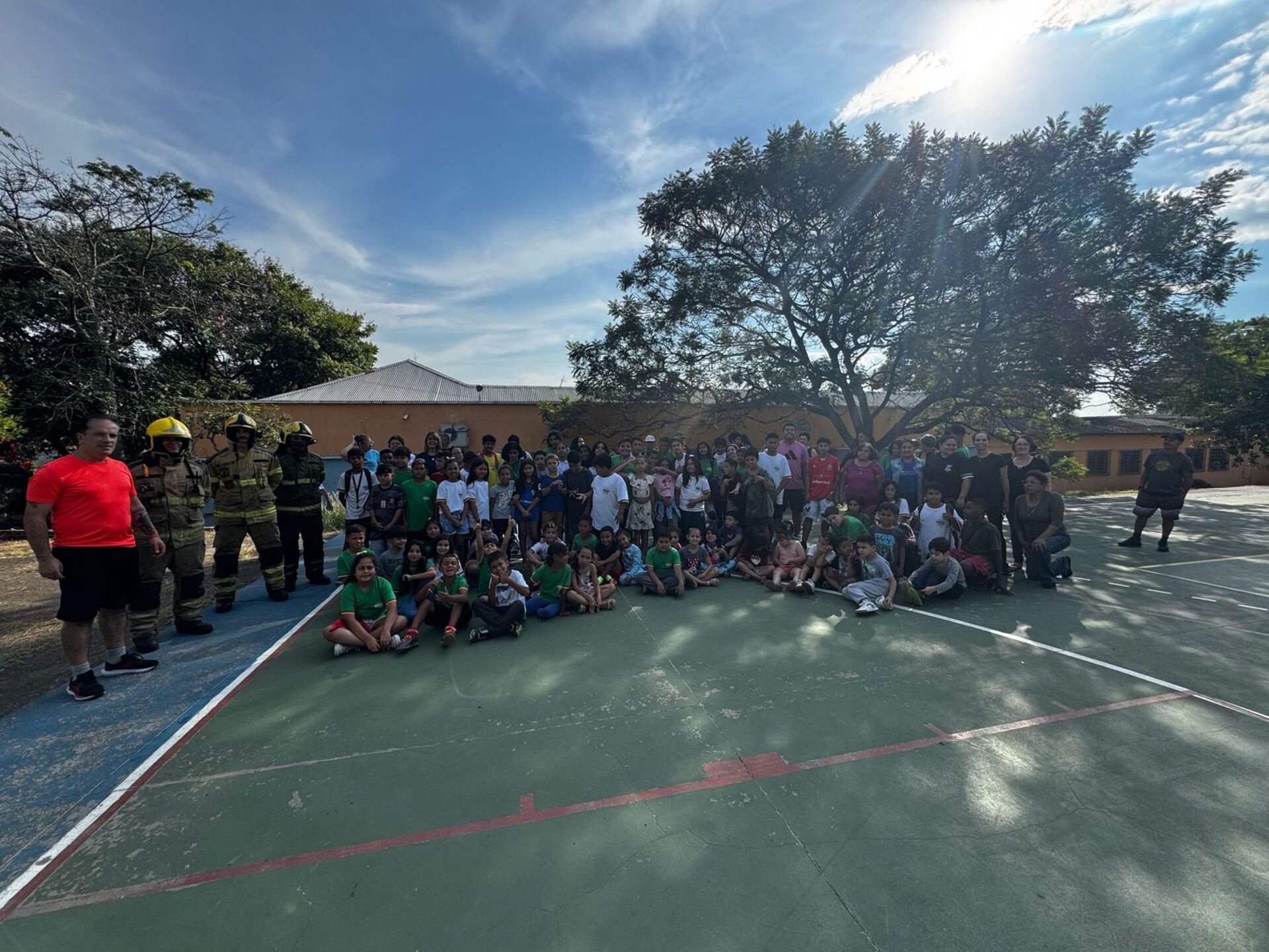 Alunos da escola Salgado Filho realizaram a simulação conforme orientação do Corpo de Bombeiros.