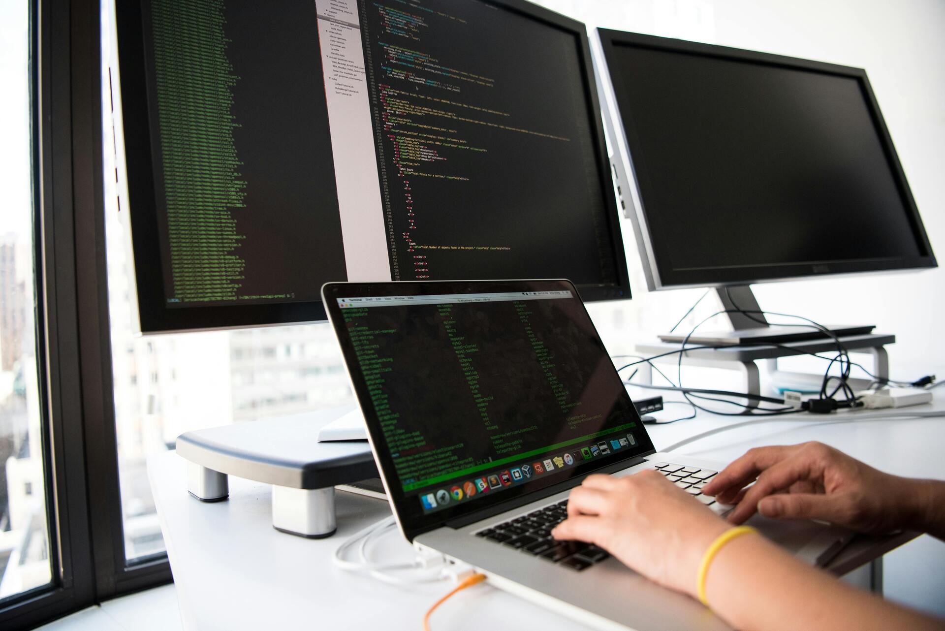 Programa busca formar jovens e adultos sem experiência prévia em tecnologia da informação.