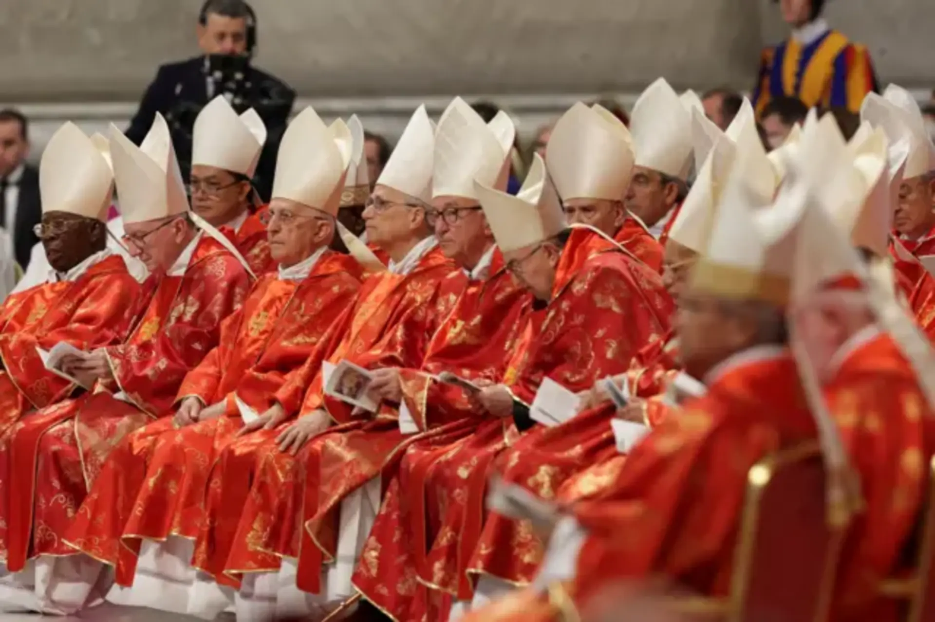 A Casa Santa Marta tem 128 quartos. No dia 7 de maio, ela foi ocupada pelos cardeais que participam do conclave para eleger o próximo papa.