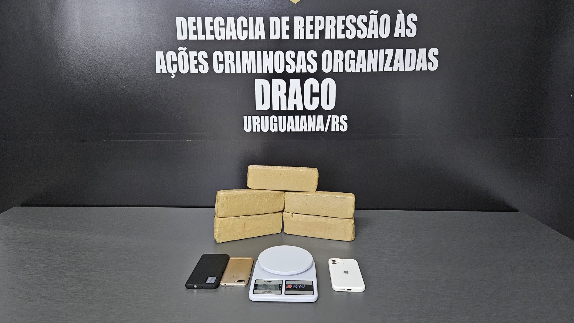 Polícia Civil apreende 2,5 kg de maconha e prende dois homens por tráfico e associação criminosa.