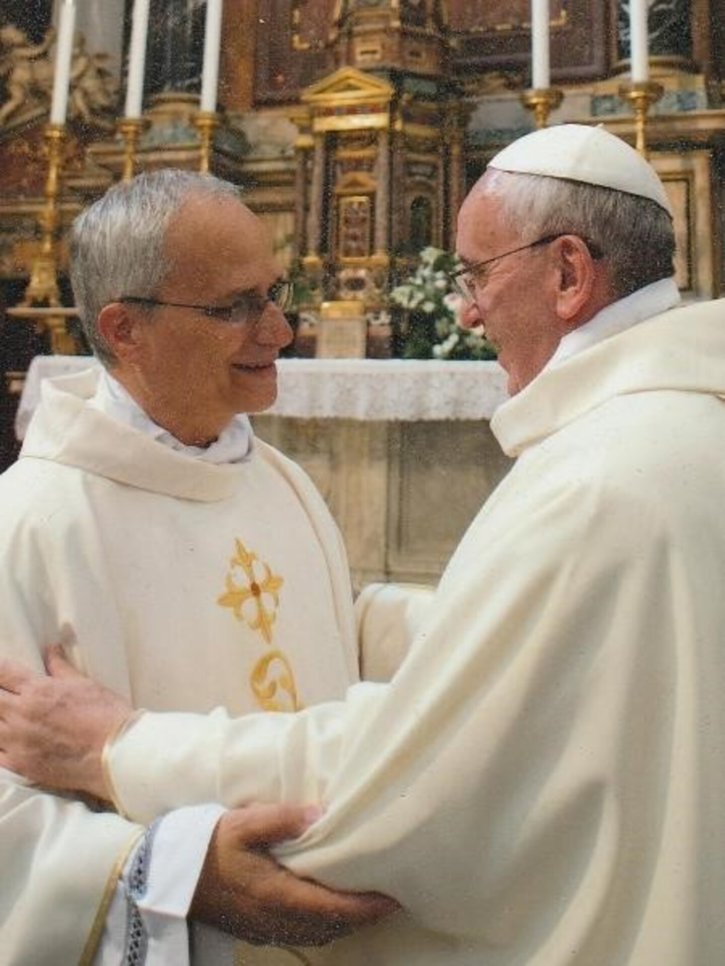 O então cardeal Robert Prevost em encontro com o papa Francisco