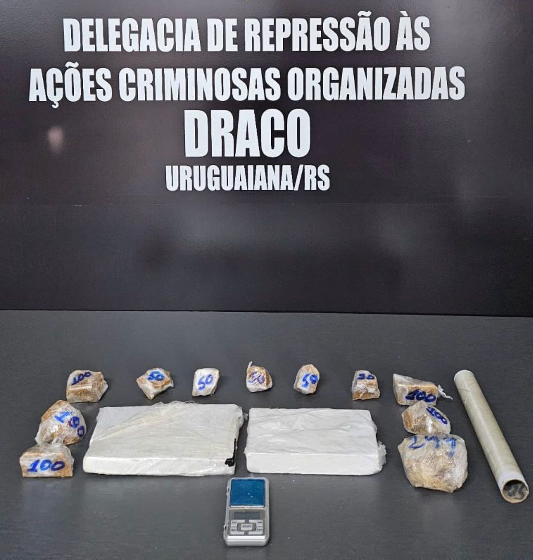 Balança de precisão, celular e material para embalar drogas também foram recolhidos.