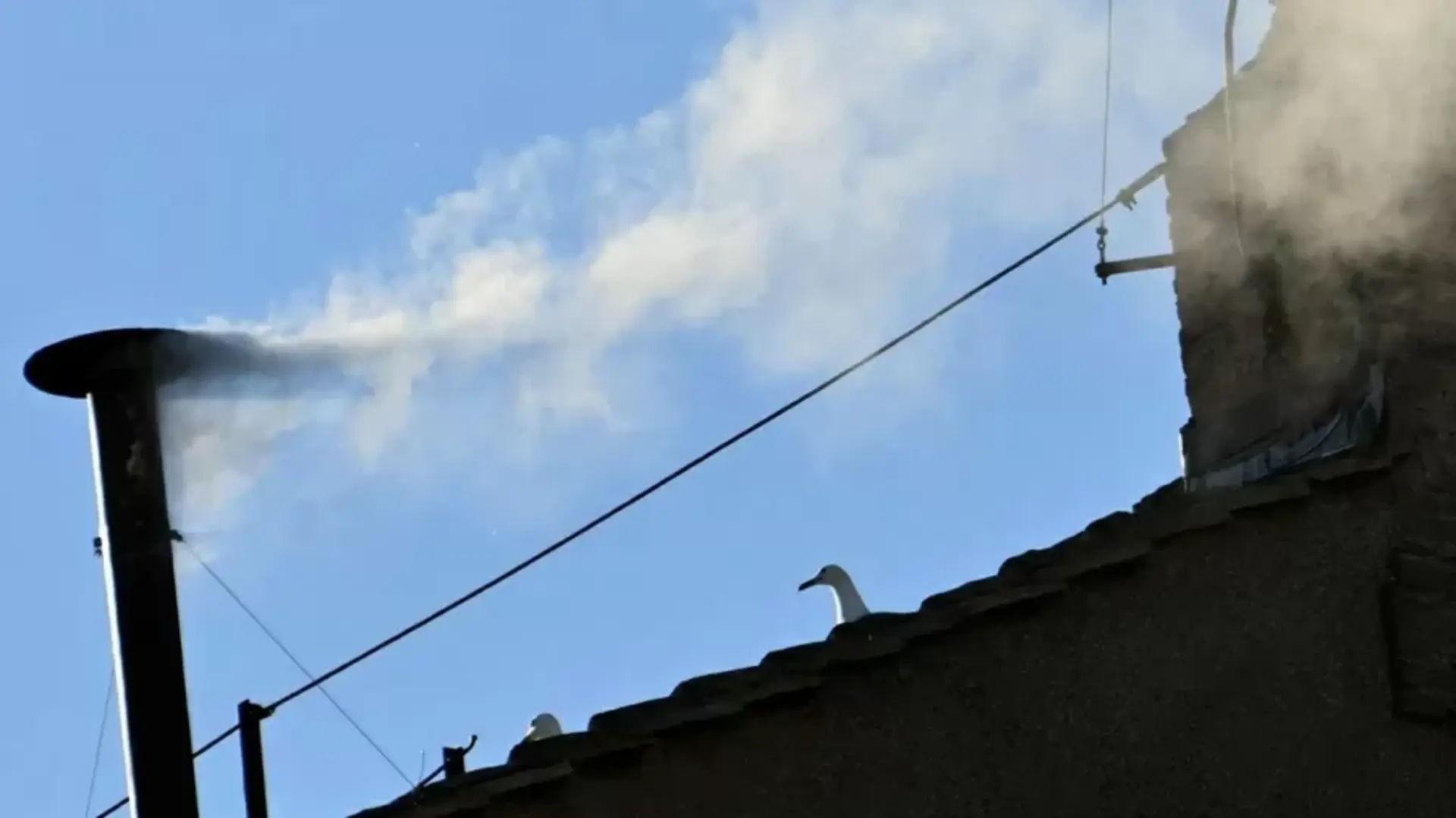 Fumaça branca saiu da chaminé da Capela Sistina, às13h08 (horário de Brasília), indicando a escolha do novo pontífice