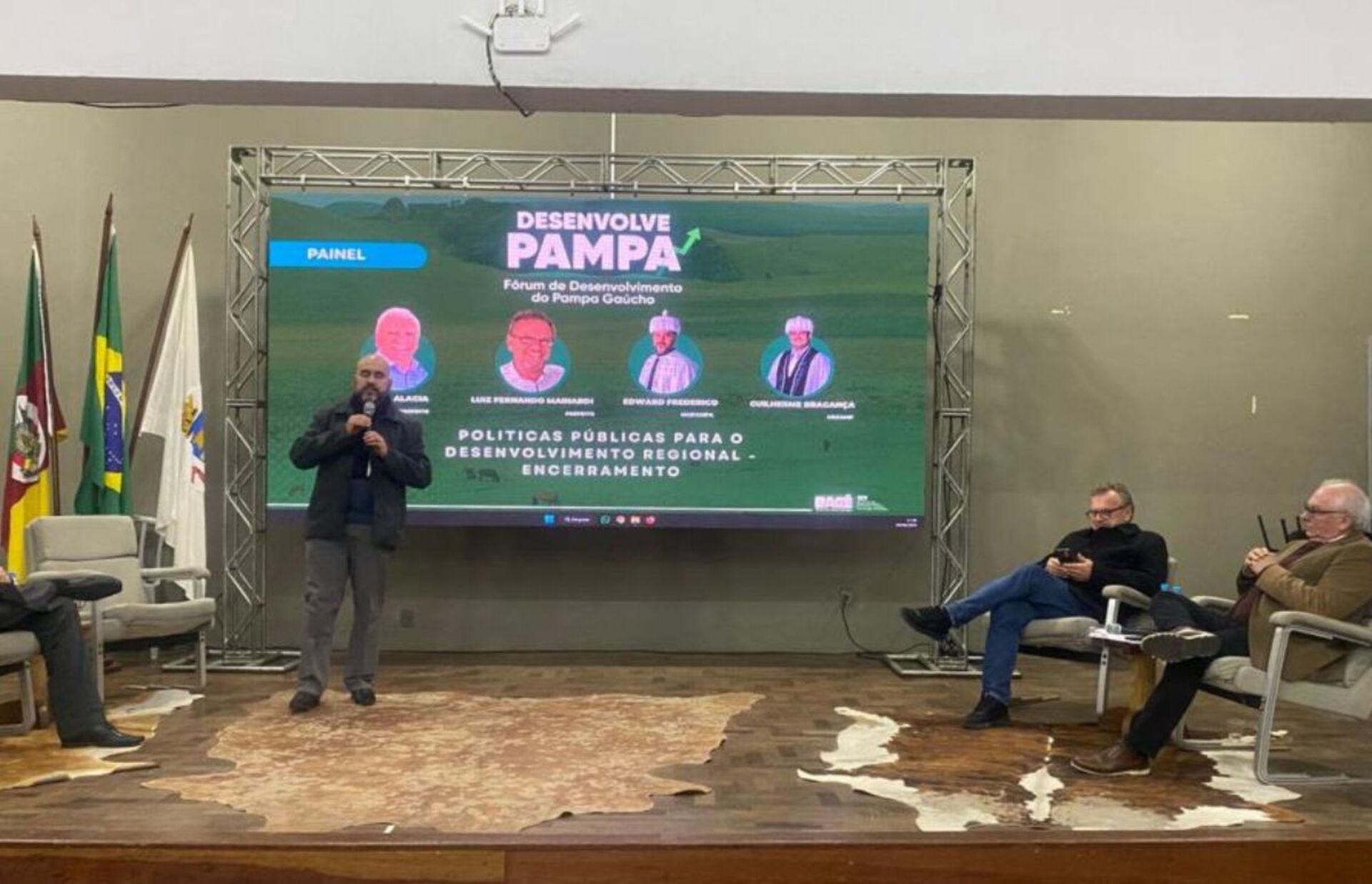 Evento em Bagé reuniu lideranças para discutir inovação, investimentos e políticas públicas. Parcerias entre universidades, prefeituras e setor privado são chave para o desenvolvimento.