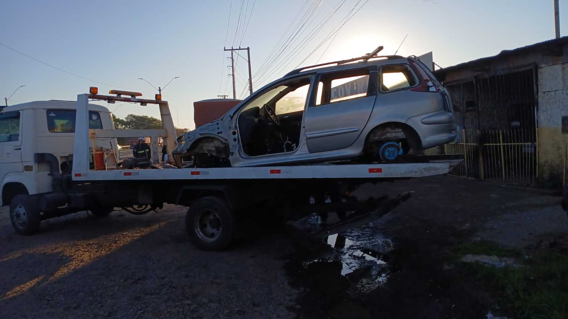 Veículos abandonados foram retirados das ruas em nova fase da operação.